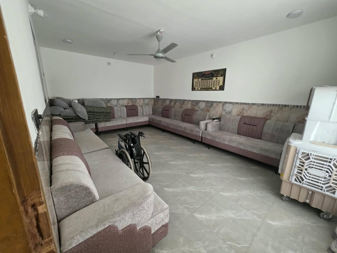 دار للبيع – حي الأندلس طابقين مع الاثاث
📍 الموقع: وجهه على متنزه فرع أحمد أبو الإنشائية  
📜 السند: طابو صرف
━━━━━━━━━━━━━━━━━━
🏠 الطابق الأول:
 🛏️ غرفة نوم
🛋️ صالة استقبال واسعة
🍳 مطبخ حار
🚿 مجمعات صحية
🚽 حمام
🌿 طارمة
🌳 حديقة
━━━━━━━━━━━━━━━━━━
🏠 الطابق الثاني: 
🛏️ غرفتين نوم
━━━━━━━━━━━━━━━━━━
💰 السعر: عبر المراسلة
💬 واتساب أو ماسنجر
📞 للاستفسار:
***********
━━━━━━━━━━━━━━━━━━
📢 عندك بيت للبيع أو مراوس؟
📩 راسل الصفحة عبر الواتساب أو الماسنجر
🔔 تابع الصفحة
🎵 TikTok: ios_627
