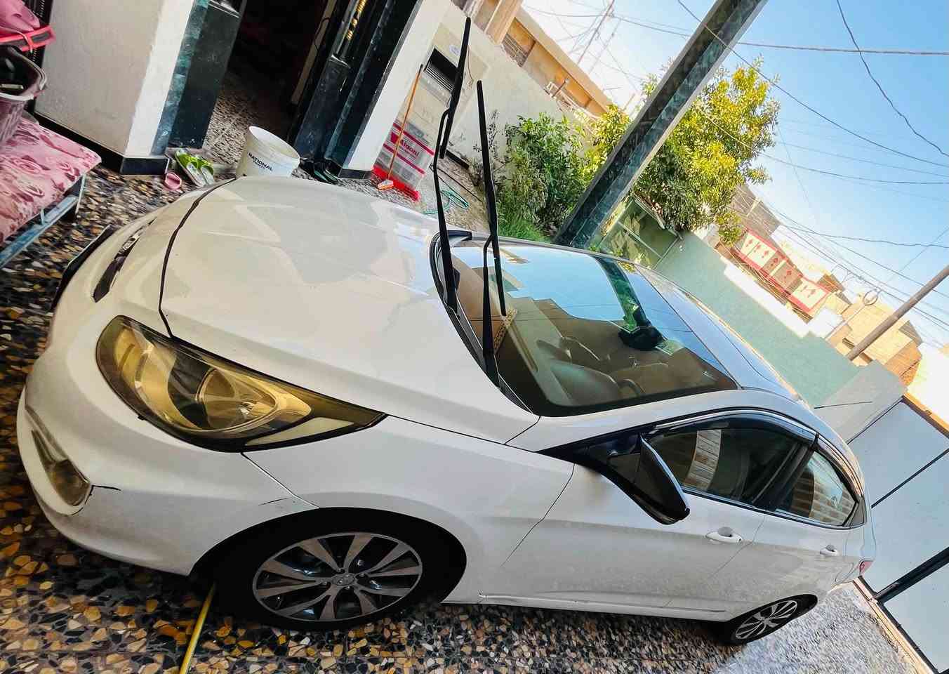 السلام عليكم اكسنت موديل 2015 خليجي مكفوله كفاله عامه من لضرر والتبديل فقط صبغ خشم لبنيد الامامي السياره مناقصها شي سنوية وهزه جديده بأسمي تحويل ثاني يوم تبريد ثلج محرك كير صدر امامي خلفي جدد السعر 100 ورقة مكان السياره بغداد الدوره الاستفسار ***********
