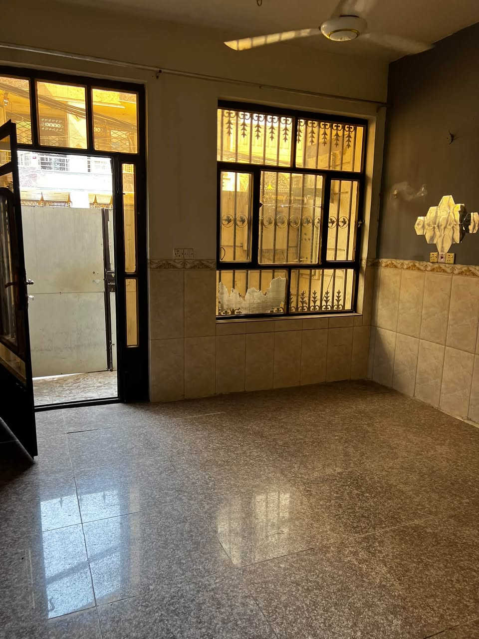 دار للبيع  الغدير مجاور مدرسة سعد الشارع العريض المساحه ٦٤متر بناء عام ٢٠١٧
الطابق الاول صاله ومطبخ وغرفة نوم وصحيات 
الطابق الثاني غرفتين نوم وصحيات 
السعر ١٨ دفتر  وقابل للتفاوض
للاستفسار الاتصال علئ الرقم 
***********
