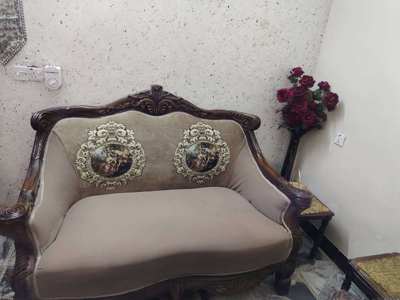 تخم عشر مقاعد ثقيل حجم كبير خشب الأصلي المصري  سعر ٣٠٠الف مكاني الشعب شارع الأسواق للاتصال ***********
