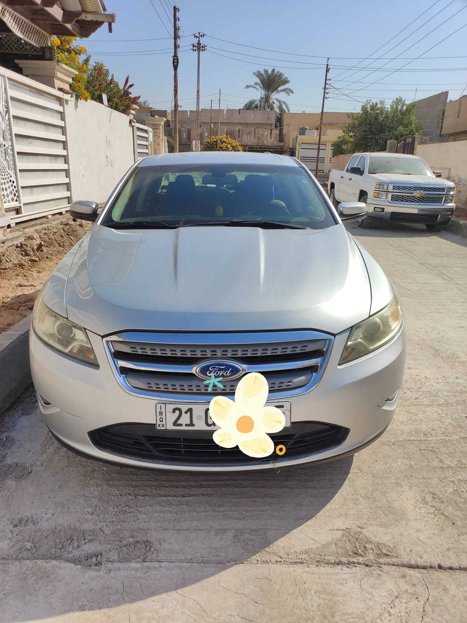 أهلاً بك. هذه كليشة مرتبة ومناسبة للنشر في مواقع التواصل الاجتماعي أو المجموعات الخاصة ببيع السيارات:
للبيع: فورد تورس موديل 2012 (بدون حادث)

التفاصيل والمواصفات:

الحالة العامة: السيارة مكفولة من الحادث والصبغ (شرط الفحص).

الأوراق والترقيم: رقم شمالي جديد باسمي (تحويل أو وكالة مضمونة).

المحرك والجير: محرك 6 سلندر بحالة ممتازة، جير أوتوماتيك شغال بشرط الفحص.

المقصورة بحالة جيدة

شاشة معلومات ومسجل أصلي.

تحكم أزرار بالمقود (ستيرن).

مثبت سرعة (كروز كنترول).

مقاعد مريحة ونظيفة جداً.

المواصفات الخارجية:

كشافات وإضاءة ممتازة.

تخم إطارات بحالة جيدة . 

نظام فرامل ABS ومساعد ثبات.
اللون سلفر
إدامة كاملة على المحرك (بلكات جدد مع نوازل مع عبوة فيتبم) 
المكان: [ ديالى ] 
السعر: [١٠٥ وفيها مجال بعد المعاينة]  أو مراوس بسيارة عائلية
للتواصل والاستفسار: [***********]
