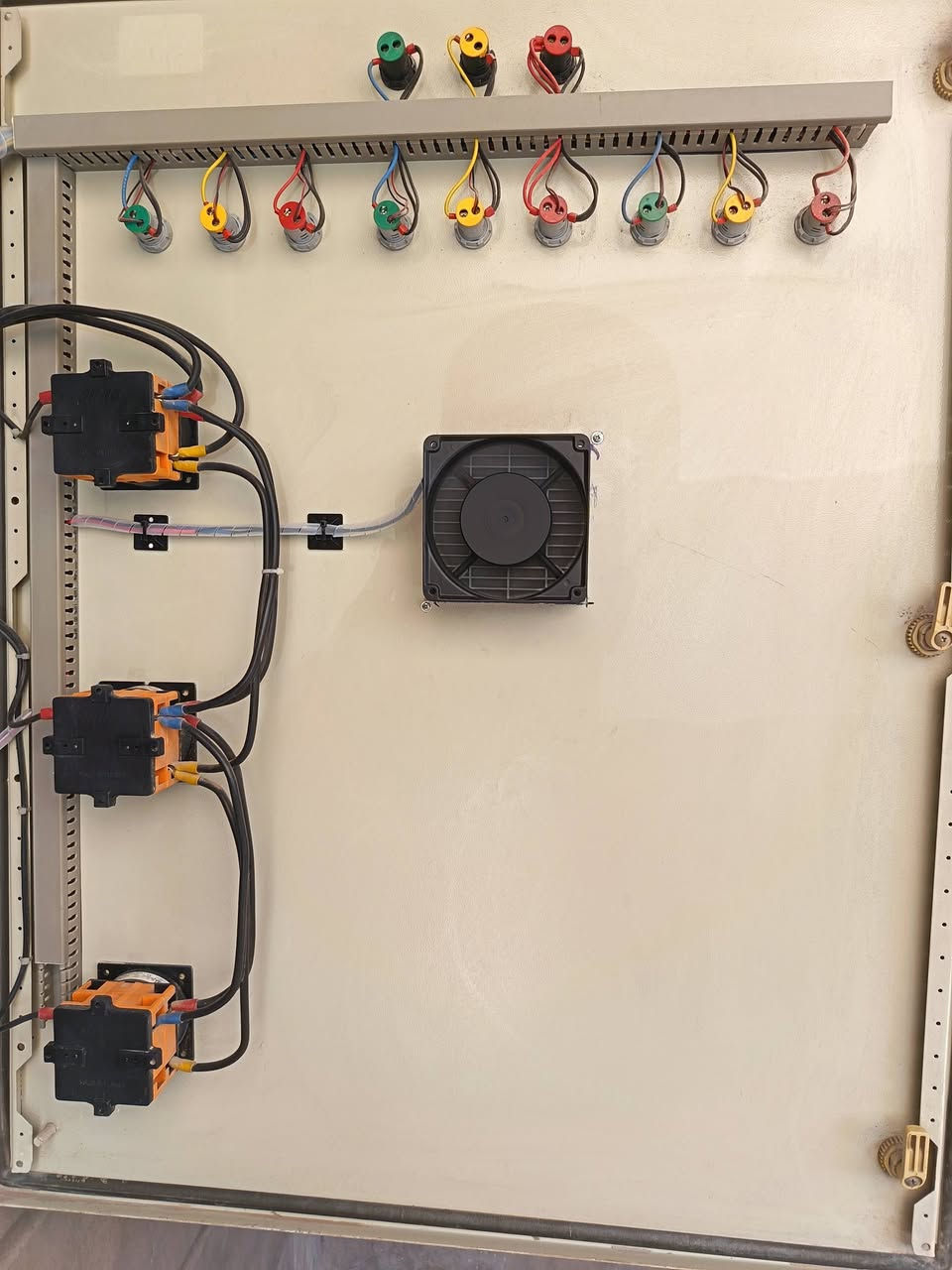 ⚡ لوحة تحويل وتوزيع متكاملة لمنزل متكون من 3 طوابق منفصلة ⚡

​من أعمال درع الطاقة (PowerShield ATS) تصميم وتنفيذ بورد تحويل وتوزيع (ATS & Distribution Panel) مصمم خصيصاً لإدارة الطاقة لمنزل يتكون من ثلاثة طوابق مستقلة بأعلى معايير الأمان والمرونة.

​🔍 المواصفات والتفاصيل الفنية :

​1️⃣ إدارة ثلاث مصادر تغذية منفصلة (3 Sources):
​مصدر الكهرباء الوطنية .
​خط مولد الشارع (سحب).
​خط مولد المنزل.

​2️⃣ منظومة التناوب والتحويل الآلي (ATS Logic):
​أسبقية وأمان كامل في أولوية التغذية بين الوطنية، المولد السحب ، ومولد المنزل .
​أنترلوك ميكانيكي وكهربائي معتمد للكونتاكتورات والقواطع لمنع تداخل المصادر نهائياً.

​3️⃣ منظومة حماية ومراقبة متكاملة (Protection & Monitoring):
​شاشات قياس رقمية على الواجهة: لمتابعة الفولتية (V) والتيار (A) وتوازن الفازات (R, S, T) لكل مصدر.
​أجهزة حماية رقمية (Digital Protection Relays): لحماية أجهزة كل طابق من ارتفاع/انخفاض الجهد وانقطاع الفازات.
​عداد كهرباء مدمج (الميزانية) (kWh Meter) لمتابعة الاستهلاك الإجمالي.
​كرة إطفاء ذاتية (Fire Extinguisher Ball): مدمجة داخل اللوحة للأمان الفائق ضد الشرر أو الارتفاع المفاجئ للحرارة.

​4️⃣ نظام التبريد والترتيب القياسي:
​مروحة تهوية مدمجة (Cooling Fan) مع منظم حراري (Thermostat) للحفاظ على بيئة عمل مثالية للمكونات.
​ترتيب الكوابل والوايرات عبر (Slotted Cable Trunking) مع ترقيم وتسمية واضحة لكل مفتاح وطابق لسهولة الصيانة.

​ 🛡️ درع الطاقة | حماية متكاملة وحلول هندسية

​📞 للتواصل والاستفسار : ***********
