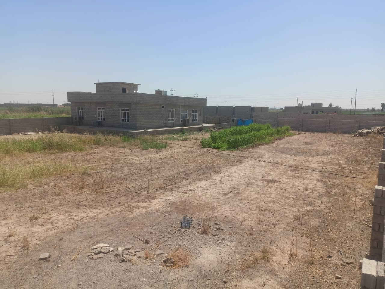 السلام عليكم
بيت للببع مع حوش مساحه دونم سايج كامل بناء 2025

الموقع. الحوبجه اطراف الدبس كاع بارق العلي 

مساحه البناء. 285 

الغرف عدد 3     /  4×5

مجمع غرف 3×14

هول 4×6

ربعه 9×5 

مطبخ حار بارد 7×4 

البيت كامل عايزو بس لبخ خارج وبوب 

السعر 90 مليون وبي مجال للستفسار 

***********
