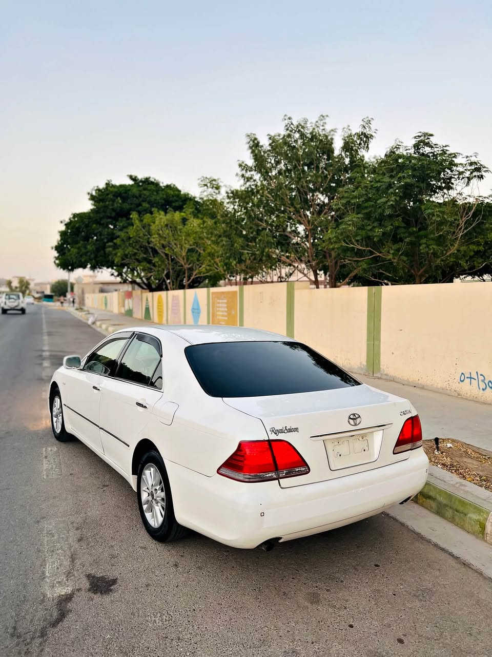 بەناوی خوای گەورە 🤍.
بۆ فرۆشتن شاھینە 2005
بــڕاوە بــڕاوە
كــۆدی ھــەیە ✅.
گــێڕ و مەكینە بــچوك 180 .
2 دوگــمە 
نــاو زەرد.
شــاشە و كــامیرە
حاسە
100K.m ڕۆشتوە 📦
سارد و گەرم و برێكی بەسراوە
تــەقە و ڕەقە بەشەرت
تازە پێشیم داگرتوە چركەی تیانیە .
تاخمێك تایە و ویلی لۆك لۆك ..
سەیارەكە زۆر جوانە ماشااللە
چاڵ و شوخت و قوپاوی نیە
گەردی نیە سفر سفرە ماشااللە .
سەقف و لاشەی ڕێك وەكو شوشــە وایە .
تابڵێی جوان و بێ مەسروفە سەیارەكە وەك تۆپ وایە
ھەمو گیانی وەكو بیلاد ئیش ئەكات..
تەنانــەت حاسەكانیشی ئیش ئەكات..
یەك گڵۆپ لە داشپولی ئیش ناكات ..

ھەر ھەمو گیانی بەشەرت ئەفرۆشم
سەقف و كەڤەر و ڕەقەم شاسی بەشەرتە .
ھەر ھەمو شتێكم نوسیوە ڕەحمەتت لێبێت موشتەری نیت سەری كەسمان مەیەشێنە .

لــە كەلارم 
نــرخی 48 گەڵاو مەجالێكی زۆر كەمە ..

***********
