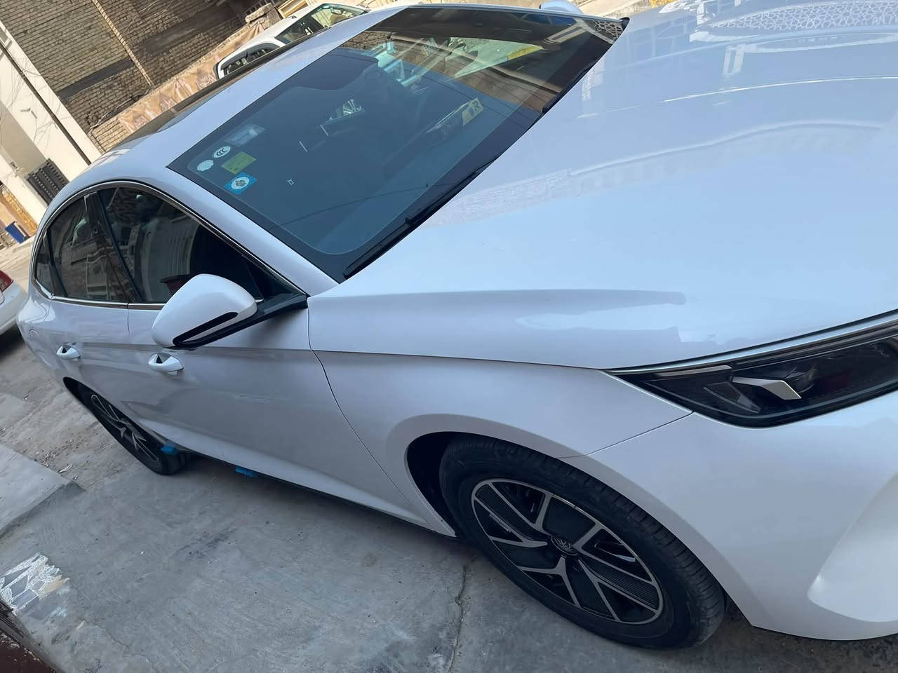 🚗BYD QIN L🚗كن L
🚗سنة الصنع :-2024
🚗عداد المسافة الكلي 23400 الف كم 🚗فقط قابل للزيادة 
🚗ممشى كهربائي 11535 الف🚗
🚗ممشى محرك 11880 الف🚗
🚗مدى البطارية :-120 كيلو متر🚗
🚗رقم بغداد بأسمي شخصيآ
🚗المواصفات :- 🚗
🚗1- فتحة سقف بانوراما
🚗2- بصمة ابواب وصندوق وتشغيل
🚗3- كرسي السائق فقط كهرباء
🚗4- داخل جلد 
🚗5- شاشة قلاب 
🚗6- 4 كامرات دوارة
🚗7-حساس امامي خلفي 
🚗8-حساس خلفي
🔚بيها ملاحظة مأشر عليها داخل الصور🔜
🚗العنوان :-بغداد البلديات
⬅️السعر :-26 مليون 500 الف د.ع بيها ⬅️مجال للشراي 
🔔للتواصل :-*********** بي واتساب♥️
