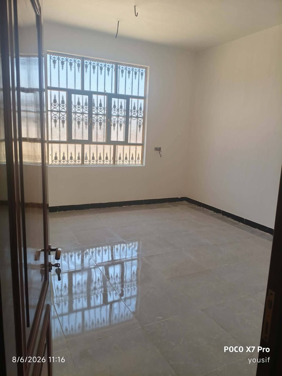 🏡 بيت زراعي للبيع 🏡
📍 الموقع: شارع رشيد الهجري، قريب من الشارع العام.
🔹 مساحة الأرض: 280 متر²
🔹 مساحة البناء: 200 متر²
🔹 مساحة الحديقة: 80 متر²
🔹 بناء حديث وغير مسكون
يتكون البيت من:
 ✅ غرفتين نوم
✅ صالة
✅ استقبال
✅ مطبخ
✅ مدخل مستقل
✅ حديقة واسعة
💰 السعر المطلوب: 45 مليون دينار
📞 للاستفسار ***********
📞 الرقم الثاني متوفر بي وأتساب ***********
بيت حديث بموقع مميز وقريب من الخدمات والشارع العام، وجاهز للسكن مباشرة.
