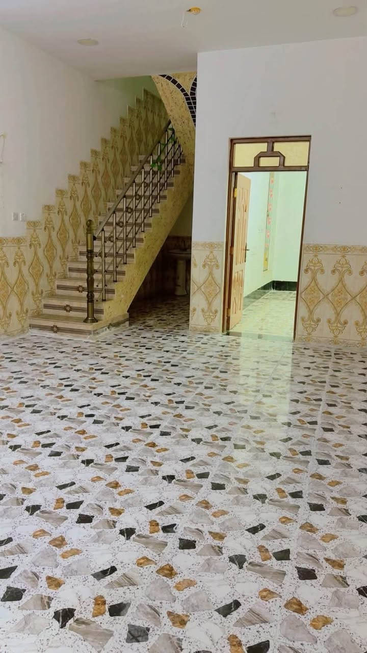🏠 بيت طابقين للإيجار – حي الشهداء 📍

✨ فول حديث ومرتب وجاهز للسكن

🔹 الطابق الأرضي:
• استقبال
• صالة
• مطبخ
• غرفة نوم
• حمام
• كراج 🚗

🔹 الطابق الثاني:
• غرفة نوم
• حمام

📍 الموقع: حي الشهداء – قريب من مطبخ الخيرات

💰 سعر الإيجار: 375 ألف

📞 للاستفسار:
***********
📱 واتساب: ***********
