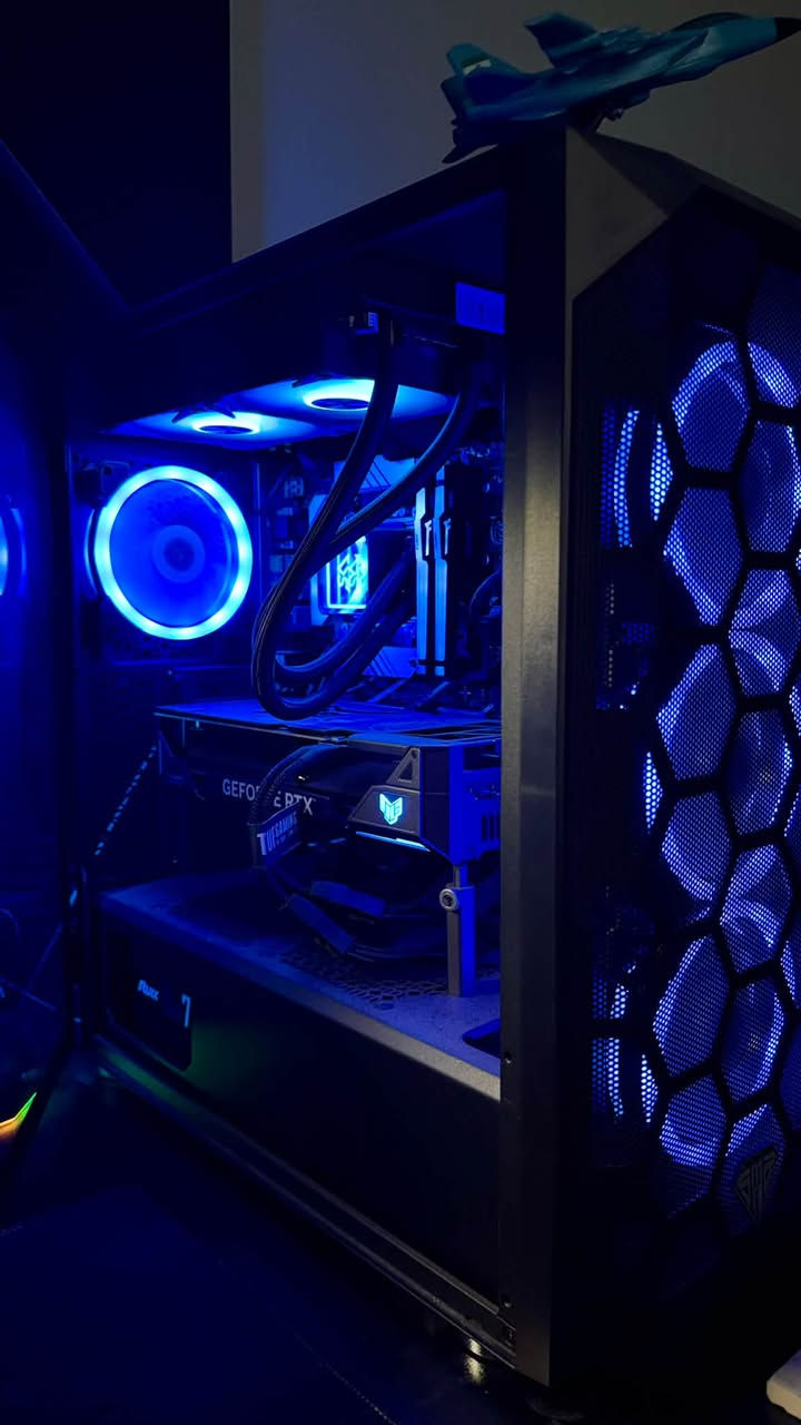 للبيع سيت اب كامل (ابيع كامل)
مواصفات الكيس 
Mb: B760-Plus Prime 
Cpu: i5-14400F 
Ram: FuryX 16GB 5200Mhz 
CpuCooler: Snowman KS240
Gpu: RTX 4070 Super TUF
Storage: M.2 lexar 1Tb
Psu: Ruix 750w
————————
الشاشة
GIGABYTE M27Q 
Size: 27 
Rt: 165Hz 
Res: 2k (Up to 3k) 
Ips pannel 
بالظهر شاد بيها اضاءة تفاعلية ويجي فوكاها مونتر لايت بار 
————————- 
الكرسي 
DxRacer 
مثل ما موضح بالصور الكرسي نظيف كلش 
ماوس اتاك x11 
الكيبورد اتاك الترا ٨٢٠ 
السماعة كلاود ٣ هايبر اكس وايرلس شحنها يطول خير من الله 
الميز كلش بسيط مابي هوايه تفاصيل بس رف لليوبي اس وقياساتة ارتفاع ٧٥ وطول ١٨٠ وعمق ٧٥ (اسود) 
الستاند مال شاشه واللايت بار والاضاءة الخلفية وستاند للهيد سيت هذني مو من ضمن السعر
مكاني بغداد / حي العامل 
واتس: ***********
