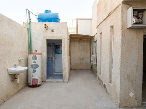 #بيت_للبيع  في #كربلاء #حي_العامل
المساحة : 200متر مربع
الموقع : حي العامل ، السوق الاخير ، قرب مول الباقر ، خلف ماركت الفراشة 
نوع العقار : طابو ملك صرف 
محتوياته : طابق ونص ، 3غرف نوم ، مطبخ كبير ، صحيات داخلية و خارجية ، صالة و استقبال و ساحة متوسطة .
البناء قديم بس مرمم حديثاً ، كاشي و مطبخ سيراميك
يقع على شارع عريض و قريب من الشارع العام .
خدماته كاملة من ماء و كهرباء و مجاري .
السعر : 180 مليون دينار 
و يرهم مراوس ببيت ​ او قطعة ارض نفس المساحة او اكبر 

.
للاستفسار واتساب او اتصال : ***********

.
.

.
#بيع_مستعجل #عقارات_كربلاء #دار_للبيع
