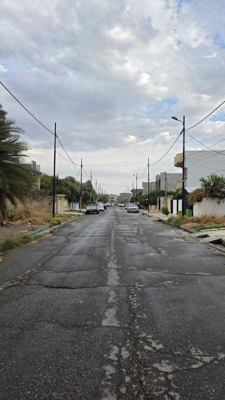 الدار للبيع موقع مميز 
الموقع الموصل حي المصارف قرب تقاطع المصارف
المساحة ١٨٧ متر واجهة ٦ ونص 
البناء طابق ونص 
الطابق الاول يحتوي على مطبخ حار وبارد واستقبال وصاله وغرفه نوم وحمام وتواليت وحديقة خلف الدار 
الطابق الثاني يحتوي على غرف نوم سويت وصاله ومطبخ 
للاستفسار الاتصال على الرقم ***********
او التواصل على الخاص او علق بتم يصلك السعر 
مكتب نون لتجارة العقارات الكائن في حي المصارف مقابل مسبح الابراج قرب مطعم قصر السلطان 
اوقات الاتصال من الساعة العاشرة صباحا وحتى الساعة التاسعة مساء
