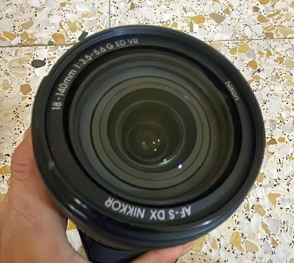 سلام عليكم 
يوجد كأمره نيكون 5600 D لبيع كلش نضيفه استخدام شخصي واضافه عدسه كبيره معها 
الاستفسار واتساب ***********
