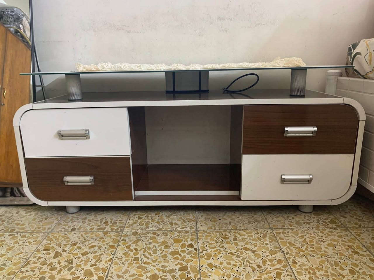 ميز تلفزيون تركي درجة اولى نضيف جدا نوعية الخشب الممتازة وليس الخفيف
للبيع السعر 50 الف 

مكاني بغداد كرادة

 ***********
