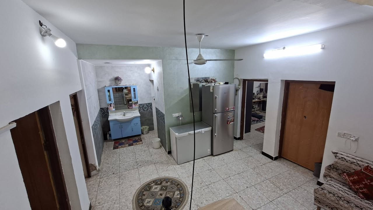 بيت للبيع في حي الرحمه مساحة 150 طابق ونص بي 4 غرف
***********
