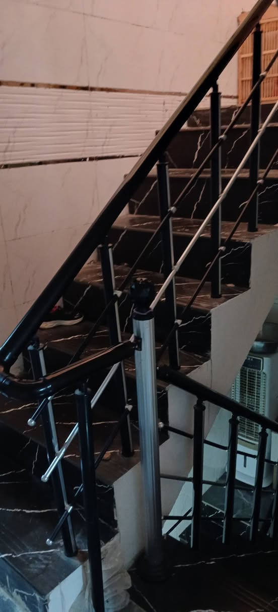 للبيع طابقين مواصلات الاولى ٣ غرف نوم وصاله ومطبخ وصحيات سيراميك / ***********
