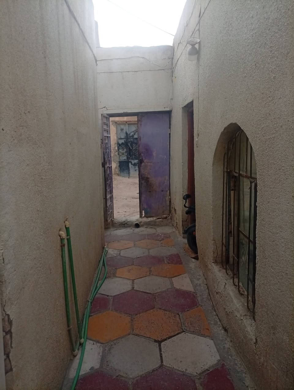 السلام عليكم((( للبيع بيت طابو صرف ))  الزبير سوق سوادي قرب مطعم الحجي البيت فرعي  مساحته 145 متر  بناء كونكريت مسلح  يحتوي على 3 غرف،، 
والجوه 3غرف واستقبال ومطبخ وحمامات وطارمه
  السعر 115 مليون وبي مجال 
للاستفسار ***********
