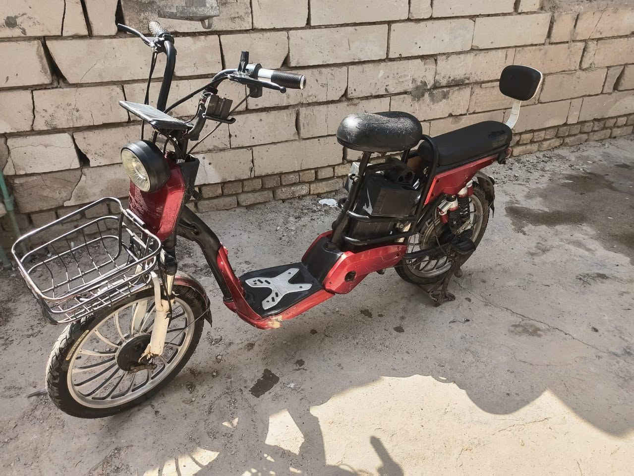 دراجه او بايسكل شحن ع كهرباء حاليآ شغال وتمشي يرادله بعض الترتيبات باترياته ضعاف بس يشتغلن ويمشن وسعره مناسب 120 مكان الشاميه طريق الصلاحيه ***********
