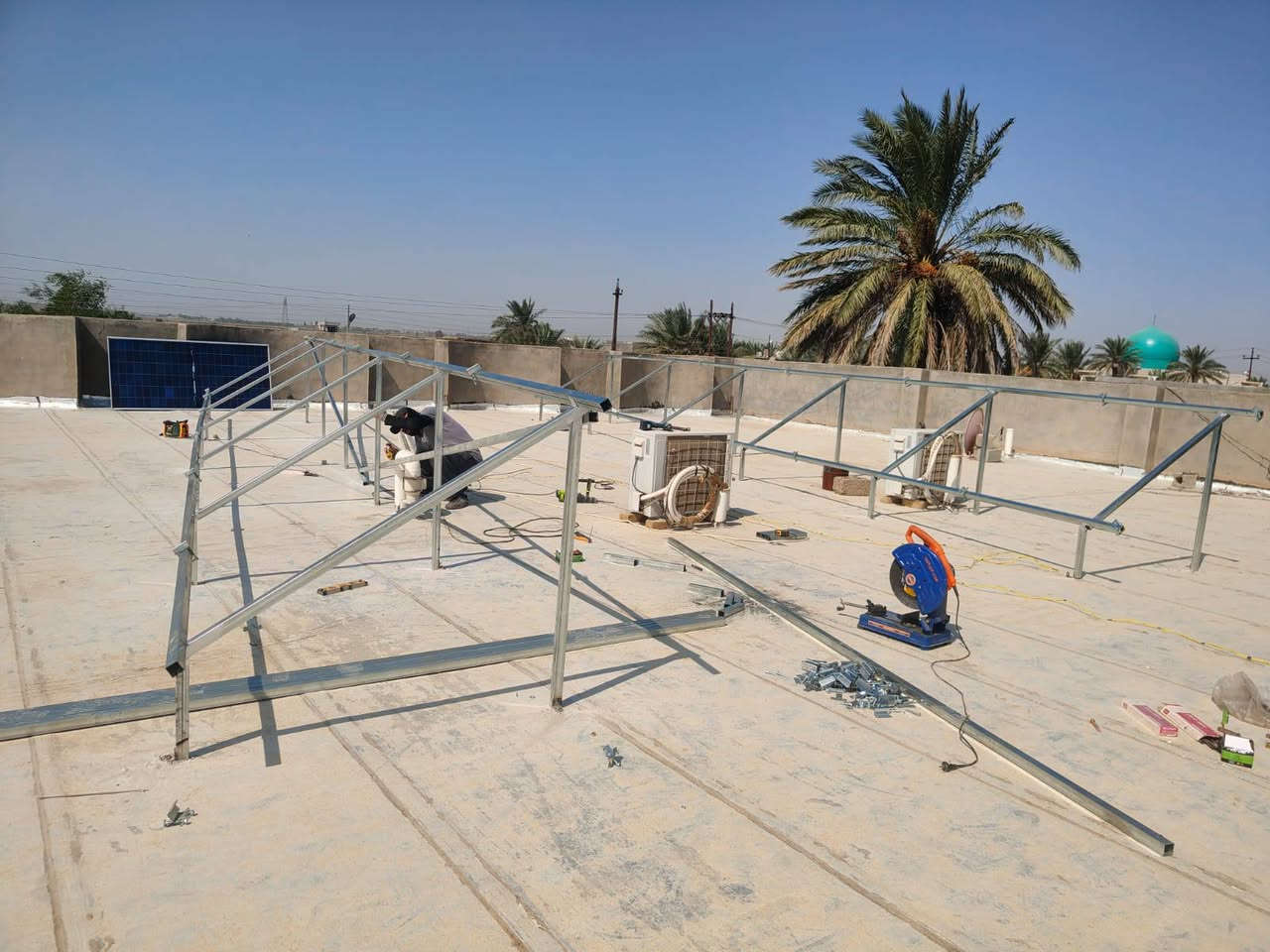 40نهاري 30ليلي 
تشغيل منزل عدد 2مع مظيف كبير
تشغيل سبالت تحكم عدد 4 وبقية اجهزة المنازل الموقع مرادية الزهاوي 
بطارية SAKO 15KW عدد 2ضمان 5سنوات
أنفيرترRISING 11KW عدد 1
الواح عدد 20ضمان 15سنة 
#طاقة #شمسية 
#اسعار #تنافسية

نص مكتوب في الصور:
- مكتب ياسر للطاقة الشمسية حلول متكاملة للطاقة الشمسية - جودة - أمان - احتراف - ثلاث مراحل لتركيب منظومة الطاقة الشمسية على الأسطح المرحلة الأولى: تجهيز الهياكل • تجهيز وتركيب الهياكل المعدنية المقاومة للصدأ • قياس وتثبيت القواعد بدقة واحتراف • تهيئة الموقع وضمان السلامة قبل التركيب المرحلة الثانية: مراحل التركيب • تركيب الألواح الشمسية وتثبيتها على الهياكل • تمديد الأسلاك والربط الكهربائي وفق المعايير • فحص التوصيلات والتأكد من الثبات والقوة المرحلة الثالثة: تشغيل النظام • تشغيل المنظومة واختبار الأداء • ربط المنظومة بالكهرباء ومراقبة الإنتاج • تسليم المشروع وضمان الصيانة والمتابعة ضمان 5 سنوات • صيانة دورية فريق هندسي مختص العنوان: بعقوبة - أم العظام - الشارع الرئيسي للتواصل والاستفسار: *********** طاقة نظيفة • توفير في الكهرباء • صديقة للبيئة
