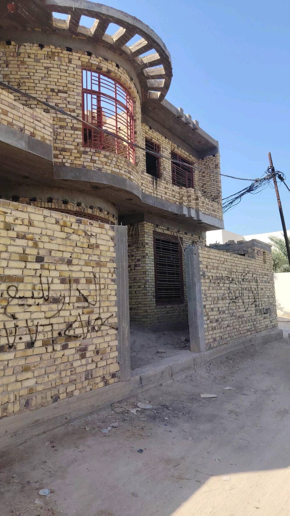 سلام عليكم عدي بيت للبيع شاميه حي عسكري غربي يم جسر المشات ببت طابقين مساحت 200متر
@رقم ا ***********