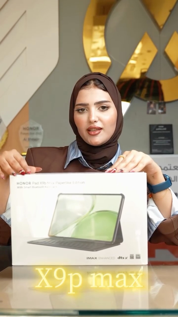 ⁨	شركة المتاجر - AL MATAJIR

 HONOR Pad X9b Max
 بشاشة عملاقة قياس 13 بوصة وبطارية ضخمة بسعة 10,100 مللي أمبير.ي:الشاشة العرض القياس والدقة: 13 بوصة من نوع LCD، بدقة 2500 × 1560 بكسل (2.5K).معدل التحديث: يصل إلى 120 هرتز.السطوع: يصل إلى 700 شمعة (Nits) مع دعم عرض 1.07 مليار لون.المميزات: دعم معيار IMAX Enhanced وحماية متقدمة للعين.الأداء والذاكرةالمعالج: Snapdragon 6s 4G الجيل الثاني ثماني النواة.الذاكرة العشوائية (RAM): خيارات متعددة 4 أو 6 جيجابايت (مع تقنية HONOR RAM Turbo الإضافية).سعة التخزين: 128 أو 256 جيجابايت، قابلة للتوسيع حتى 2 تيرابايت عبر بطاقة خارجية.نظام التشغيل: MagicOS المبني على Android.البطارية والاتصالسعة البطارية: 10,100 مللي أمبير/ساعة.الشحن السريع: دعم الشحن بقوة 45 واط.الصوت: 4 مكبرات صوت (استيريو) مع خوارزميات غامرة.التصميم: هيكل معدني من الألومنيوم بسماكة 6.72 ملم ووزن 618 جرام

جميع الأجهزة ضمان 🛡 لمدة سنة كاملة من الوكالات الرسمية (هارد وير 🔧 - سوفت وير💻 )

📍 العنوان: ميسان - شارع دجلة - قرب مستشفى الزهراوي

📞 أرقام المبيعات: *********** - ***********⁩⁩⁩

نص مكتوب في الصور:
- X9p max