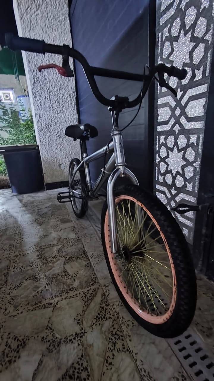بايسكل BMX فضي لامع السعر 60الف للاستفسار ***********
