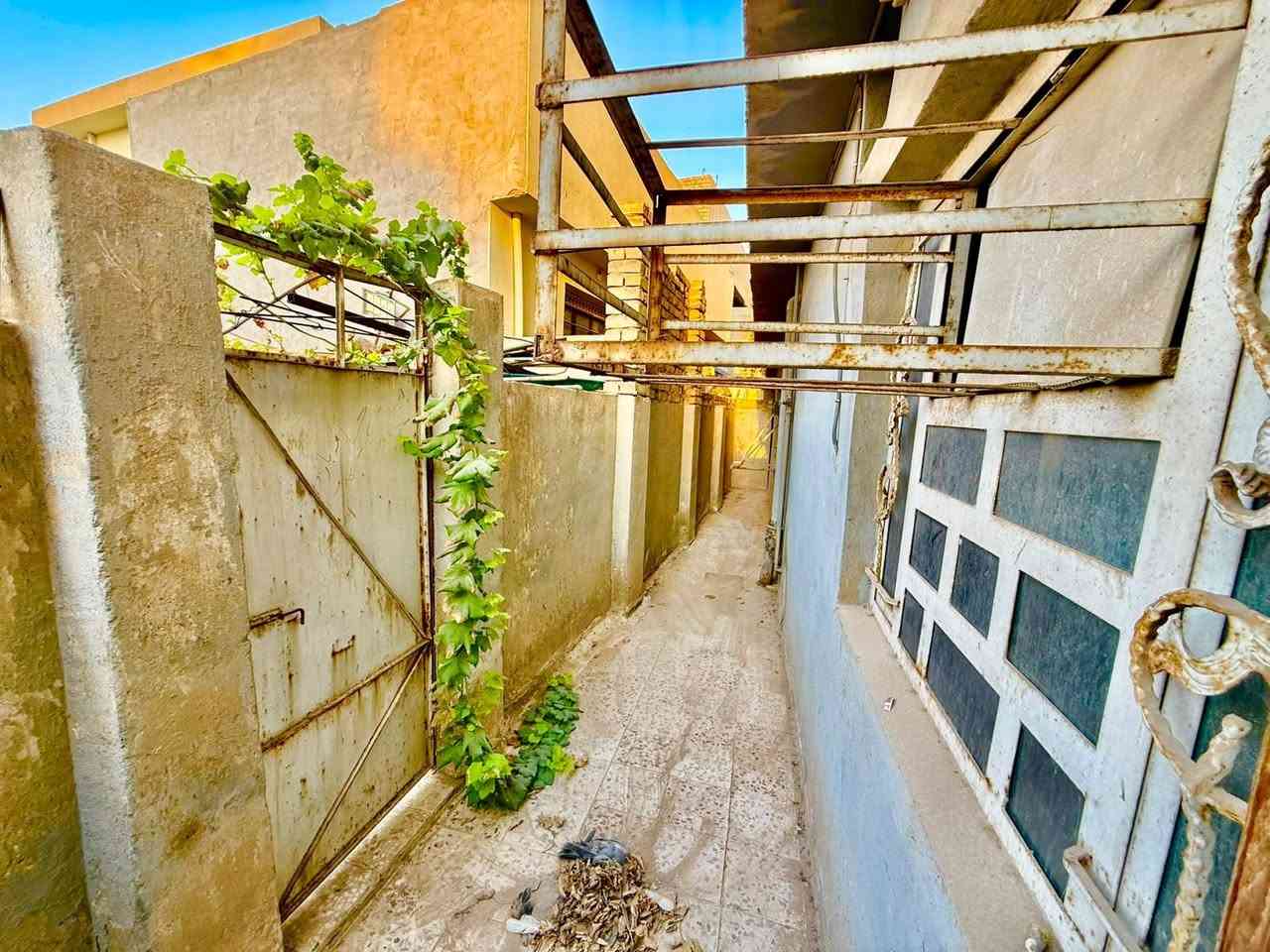 بيت للبيع ٢٠٠ متر  مع  أرض   ٢١٠  متر  طابو ملك صرف سكني المدائن حي القادسية قرب السوك والإمام دقيقه وحده فقط  البيت يحتاجله ترميم قليل او تطبك الكاع والبيت سوه يصبح عندك  ٤١٠ متر  المساحه الكليه 
للإستفسار أكثر  ***********
