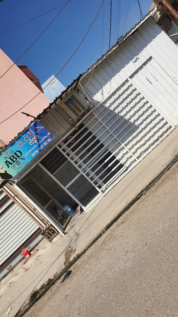 سلام عليكم محل (للايجار)  مؤثث كامل مكمل بس تجيب غراضك وتتوكل ع ربك وتشتغل عنوانها بفرع اسواق الخير بالسايدين الي يوديك على دائره معوقين خلف الاحتفالات المحل قريب على سايدين او شارع عام  وبصفها اكو مدرسه شغل قوي 

المحل مؤثث بالكامل من مرايه وكرسي حلاقه وقنفات وكهربائيات
يحتوي على مبرده + كيزر+ (انترنيت مجاني فول) ويحتوي على ماطور ماء 

المرايه ام اللد 

المحل فقط محتاجه على خط مولد تسحبله وسهله هالشي 

والسعر 75 الف قفل قفل ماكدر انزل ربع جدا اعتذر ... وبالتوفيق مقدما للياخذها
