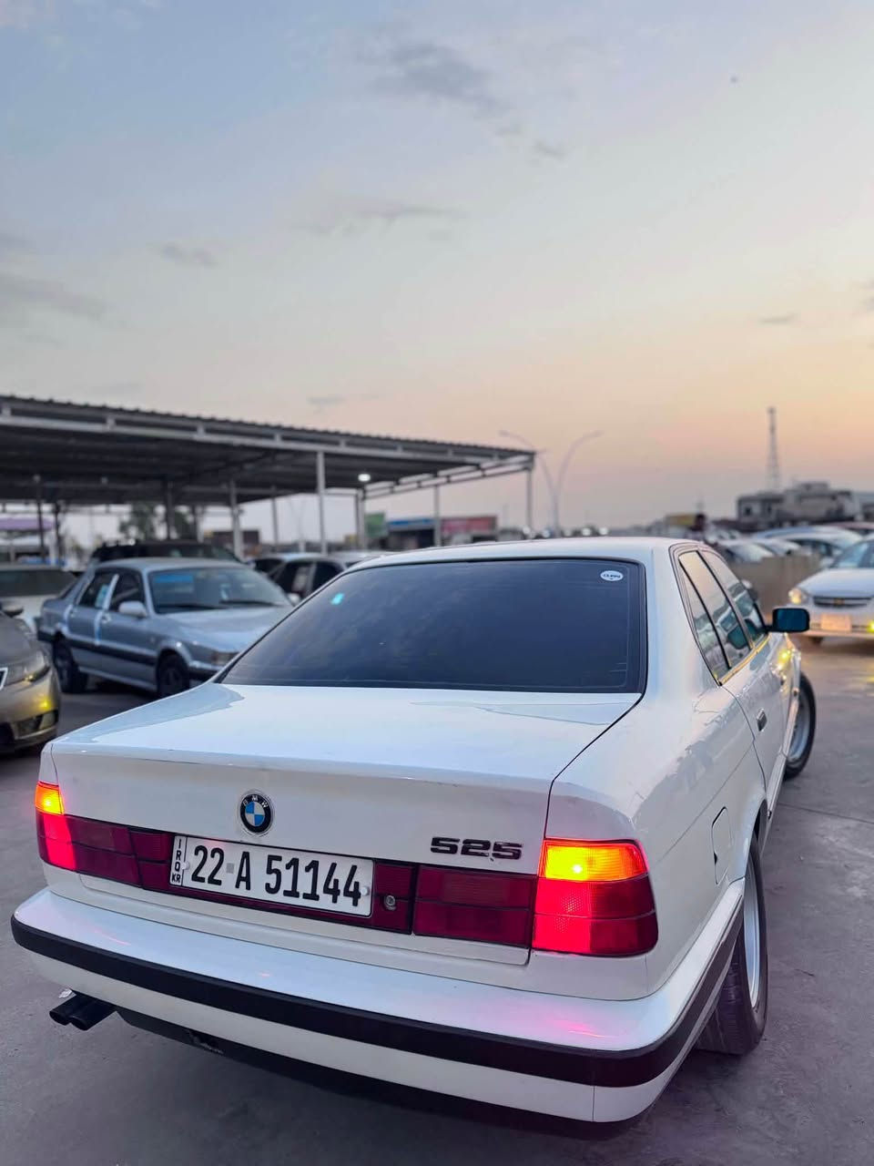 BMW 1991 
حجم 525 توماتيك بلادي 
تبريد شغال ❄️ 
رقم و سنوي و هزه جديد 
سياره بيه شبرين صبغ باقي شرط 
گير و محرك و حدادي جديد 
تايرات جديد 
سياره نضافه ٩٠/١٠٠
داخل و دوشمه جديد بلادي 
 سعر55 و مجال 
عنوان شيخان 
*********** شيخان, نينوى
