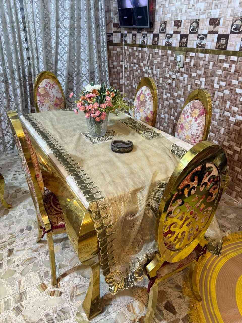 ميز طعام يحتوي 6 كراسي
مرمر
دوشمته قديفه مورد
يخبل جديد ممستعمل
للتواصل والاستفسار *********** واتساب
