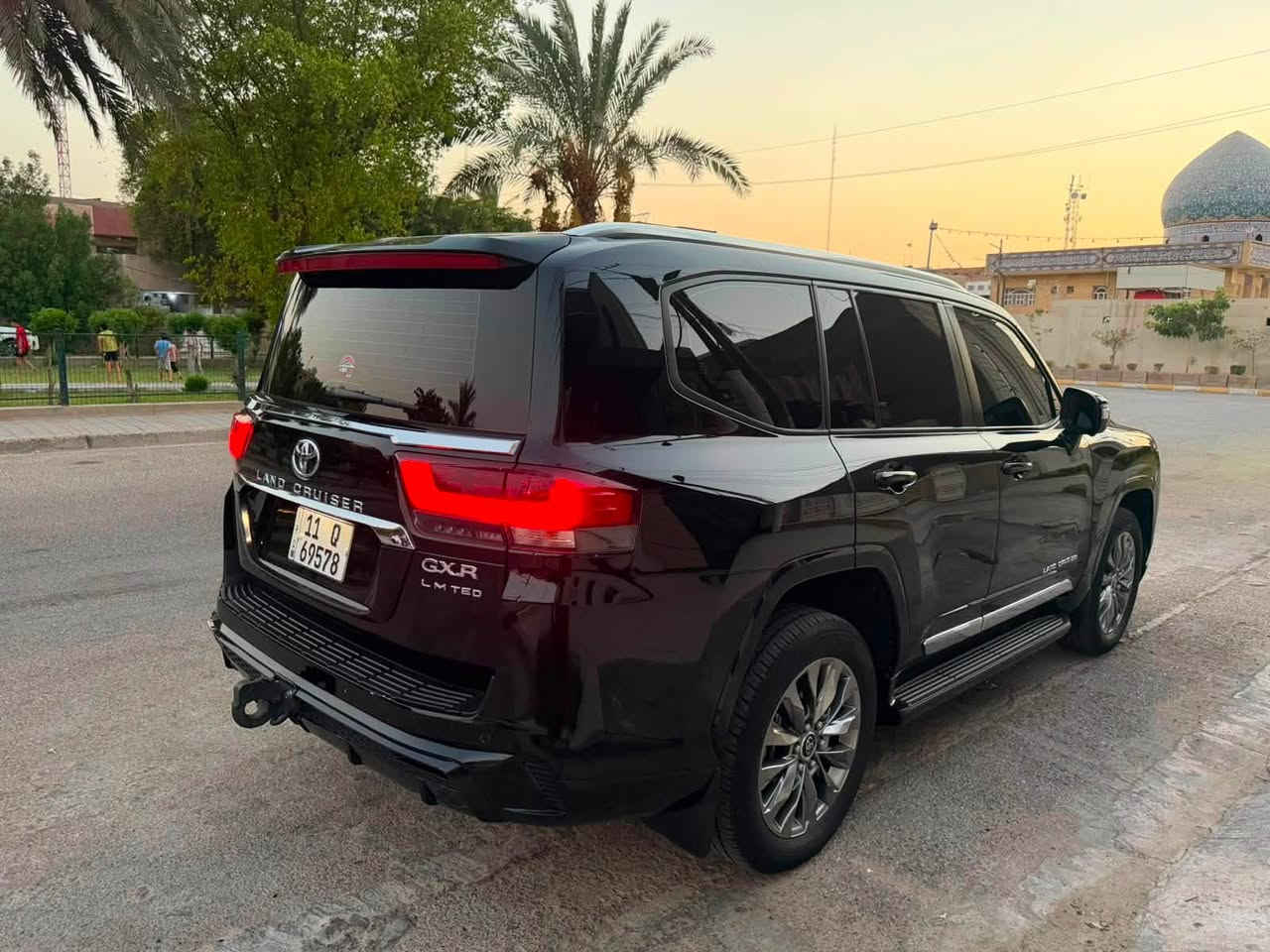 لاندكروز ٢٠٢٤ بريم لمتد جديده ومكفوله كفاله عامه مغلفه  PPF ماشيه ٢٠٠٠٠ فول كراسي كهرباء جنطه كهرباء شاحن وايرلس كشنات تبريد حساس امامي خلفي محرك ٤٠٠٠ تنفس طبيعي رقم بغداد باسمي سياره عندي من الزيرو مكاني بغداد الكرخ للاتصال *********** ممتواجد عل فيس

