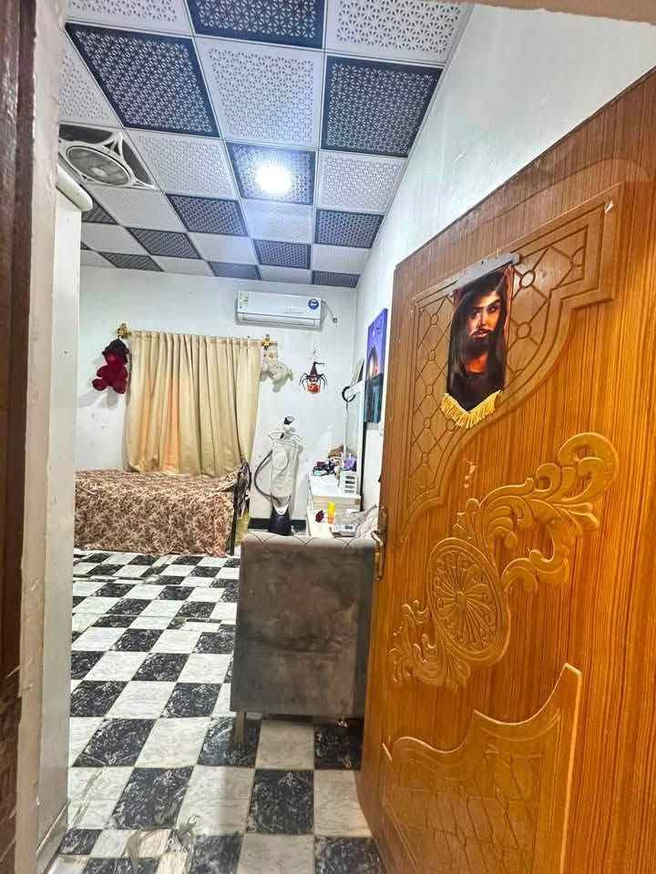 🏡 دار حديثة للبيع – بناء درجة أولى
📍 الموقع: البصرة – جزيره الصقر قرب حسينه سيد موسى 

✅ جميع الخدمات متوفرة بالكامل.
🔹 المساحة: 200
🔹 السند: طابو صرف – زراعي 
مواصفات الدار:
بناء حديث 
2غرف نوم قياس 4/5
صاله 4/7 
مطبخ 4/5
استقبال كبير4/5
صحيات داخلية
صحيات خارج البيت 
كراج 
السطح مشتغلي ايزكام كامل 

سعر البيت80 قابل للتفاوض بناء 2024
 رقم راعي البيت المالك ***********
متوفر وتساب واتصال
