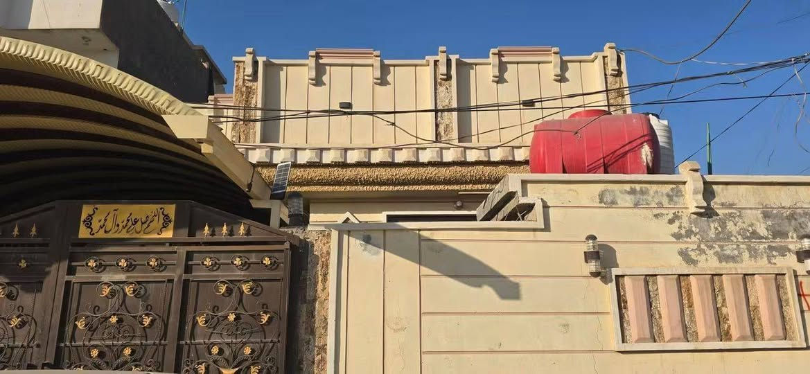 يتوفر بيت للبيع في حي المعلمين يم ملعب علي ناصر مكانه مميز  200 متر لبقيه التفاصيل الاتصال علئ الرقم *********** او خاص
