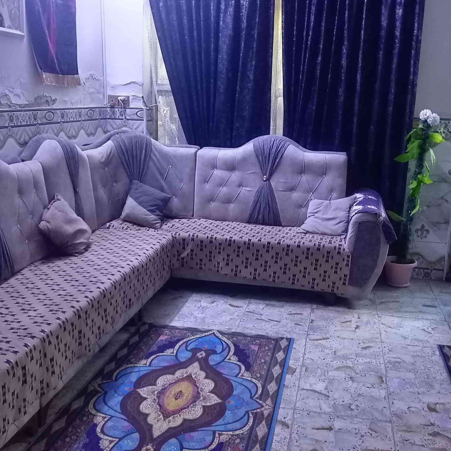 ديوان للبيع 6مقاعد نظيف مابي شي بس وحده ام نفر طاكه السعر 200 وبي مجال العنوان البلديات قرب تقاطع الكهرباء/ الرقم *********** واتساب فقط
