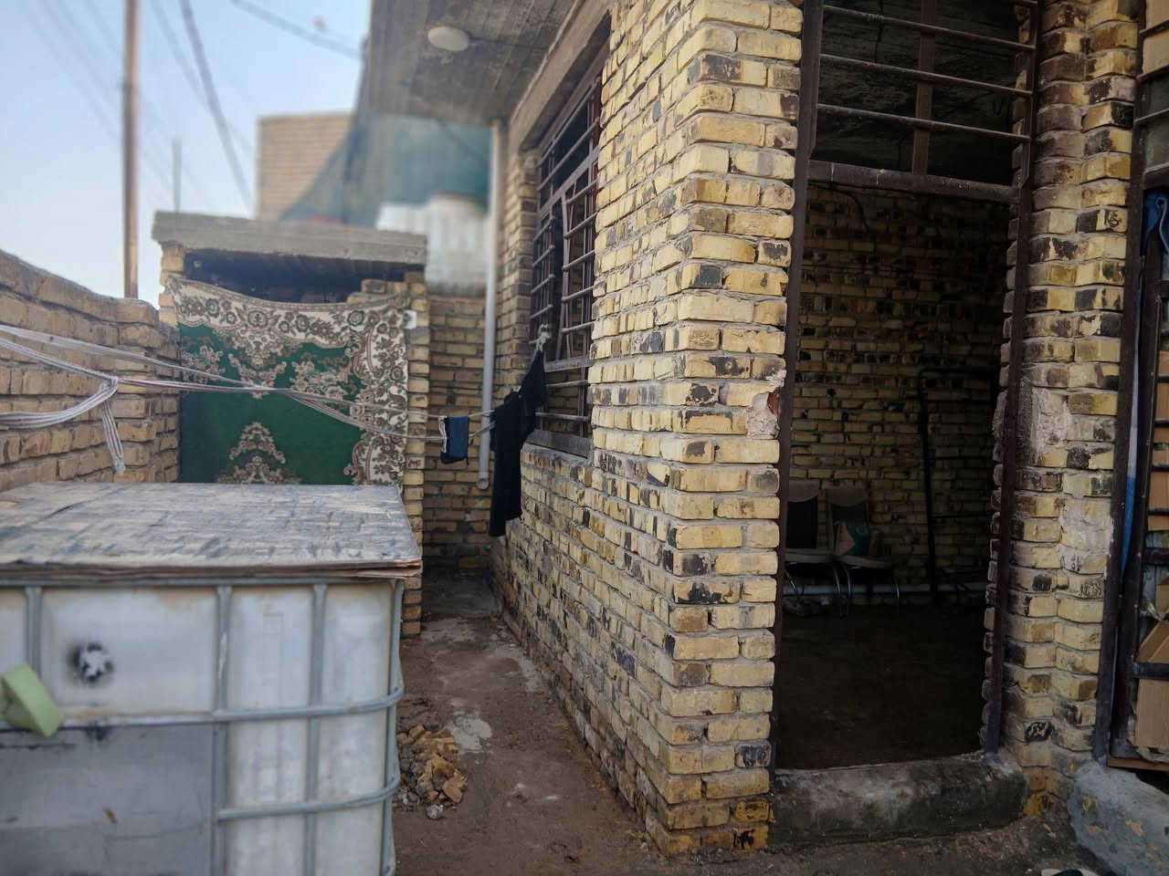 بيت للبيع او مراوس طابو زراعي مساحته 130متر غرفتين وهول واستقبال ومطبخ وحمام  بناء جديد بيه نواقص لبخ وسيراميك كهرباء فول خط مولده ذهبي  سعره 40 بيه مجال قليل هذا رقم صاحب البيت *********** الشراي  يتصل ويدلل
