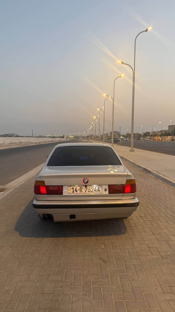 السلام عليكم
بي ام 535 موديل 1991
رقم بصره بأسمي سنويه جديده تحويل ثاني يوم
السياره لون سلفر اصل كفاله عامه من الضربه والشخط صبغ عام للجماليه اثر جراد موجوده صور السياره قبل لا تنصبغ
السياره كامله للأخير مابيها نقص
مكينه جديده مابيها اي مشكله ومصفيها
كير نضيف لا بي تاخيره ولا مشاكل
اكسل وكاردن وشيال كاردن جدد
تبريد منضومه كامله جديده كمبريسر وبواري وبطل وفان عاصفه وراديتر وفابريته كلهن جدد وكله على البلاد بدون ترهيم لو تلزيك ،كمبريسر اباچي تبريد مالها ثلج وممتاز جداً 
منضومه تبريد للسياره جديده واتر بم وراديتر وجوينات كلهن جدد والسياره حماوتها بنص الصيف ومشغل تبريد جوه النص بشعره
كشنات جلد نضافه ١٠٠٪؜
بطاين صندوك نضاف، دشبول خلفي نضيف
غرفه جديده كشنات وبطاين نضيفه جداً ، دشبول امامي نضيف عينه كلها شغاله مؤشر باتري،حزام،اي بي اس كلهن شغالات
فيت بم جديد
باتري اميرون جديد ضمان سنه
كزوز جديد مشتغله سترايت 
زوج تايرات جدد
نضام سنتر لوك وبيها مفتاحين الاساسي والسبير الي يجي احمر مال شركه ثنينهن موجودات وشغالات
 بك لايت جديد ،منضومه زنون سعرها 240$ مقسمه وكامله على ضفيرتها البلاد 
السياره نضيفه جداً ومصروف عليها خير من الله وكلشي بيها اصلي ومابيها ولا قطعه تجاري
ضفيرتها ما مفتوحه ولا ملعوب بيها كلها على البلاد
مكينه موس وكير يخبل السياره ما تصرف عليها كامله لآخر حبايه السياره معتني بيها من ناحيه بانزين كله محسن وبس بل ازمات حطيتلها عادي وكلشي مابيها، 
السعر 58$ وبيها مجال
مكاني البصره الطويسه
‎*********** اتصال فقط ماعندي واتس اب البصرة, العراق
