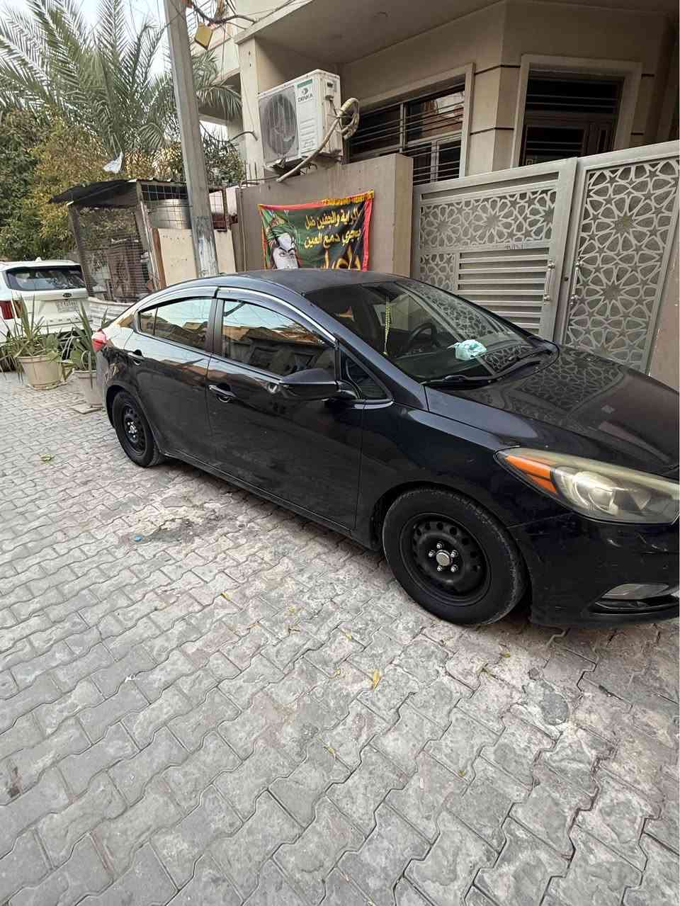 فورتي 2015
 
محرك 1800 دوش المرغوب بدون تبخير بدون تنقيص 
كير AT
مواصفات عادية
تحكم ستيرن 
2 انظمة قيادة ( عادي + اقتصادي Eco )
نظام مانع انزلاق 
حادثها موجود بالصور وبيها تبديل باب خلفي (اصلي) وصبغ البنيد 
ماشيه 122 ميل
التبريد ثلج 
شاشة اندرويد ( سوق بلي و يوتيوب ) ومسجلها الاصلي موجود
صدر كامل جديد قبل اقل من شهر مبدله 
وعليها ادامة بداية الصيف على المحرك 
سياره جاهزة مابيها اي نقص 
السعر 95 وبيها مجال بسيط 
الرقم بغداد الانكليزي الجديد و السيارة بأسمي و التحويل مباشر

ملاحظة / السيارة بيها جراد خفيف بالقمارة و يحتاجلها بولش فقط 
العنوان : الطوبجي 
للاستفسار راسلني خاص او اتصل( *********** ) بغداد, العراق
