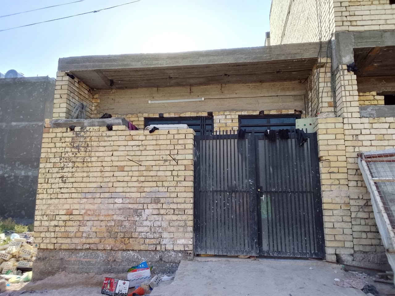 بيت للبيع مساحه 75 الواجه 5 والنزال 15 قريب على شارع 40 منطقه 2 ،10 استقبال  مطبخ حمام وحولي غرفة نوم سعر 100 قابل للتفاوض ***********
