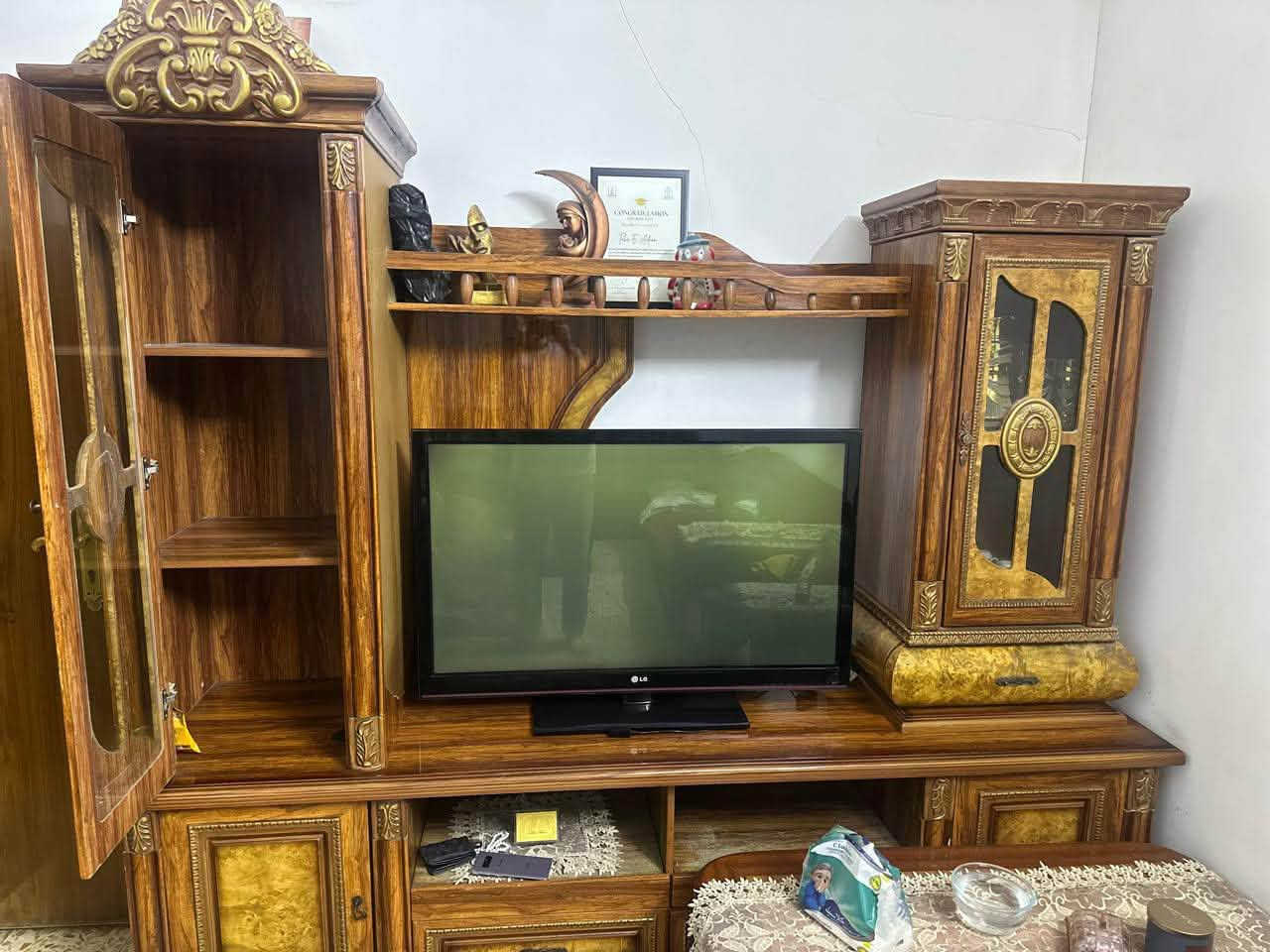 كنب تركي ١٠ مقاعد • ٤ ثريات • تلفزيون LG ٤٢