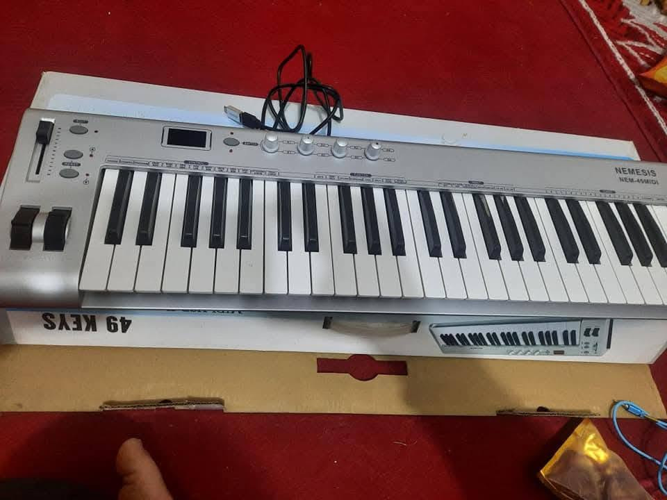 مرحبا 
ميدي كيبورد ٤٩ مفتاح
مع الكيبل مالته
شغال شرط  للبيع سعره 175 العنوان موصل  ماعندي خدمه توصيل للتواصل واتساب ‎***********

