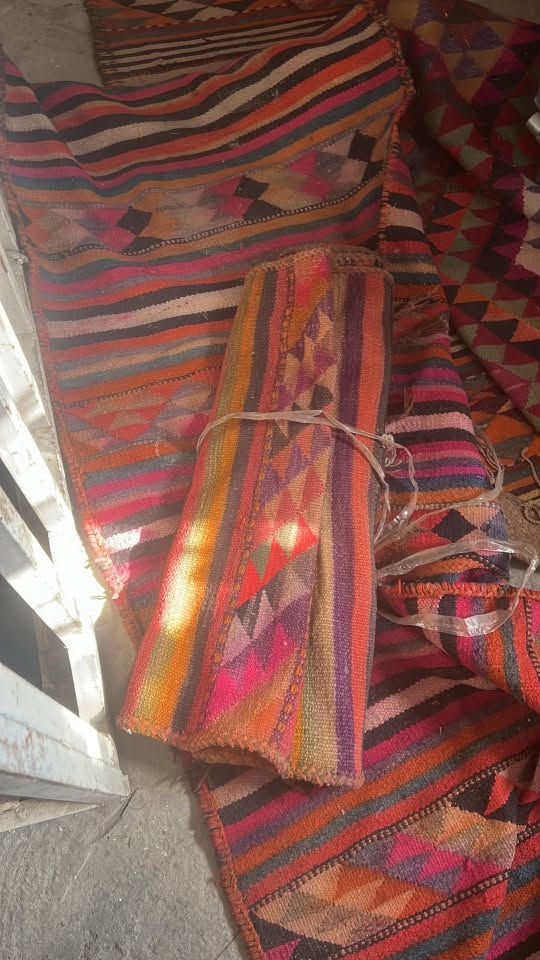 السلام عليكم بسط حياكه يدوي غير مستخدم نظيفات جدا ب ١٧ القطعه شلع قفل المفرد عله ٢٥
واتساب فقط *********** 
مدينه الصدر
