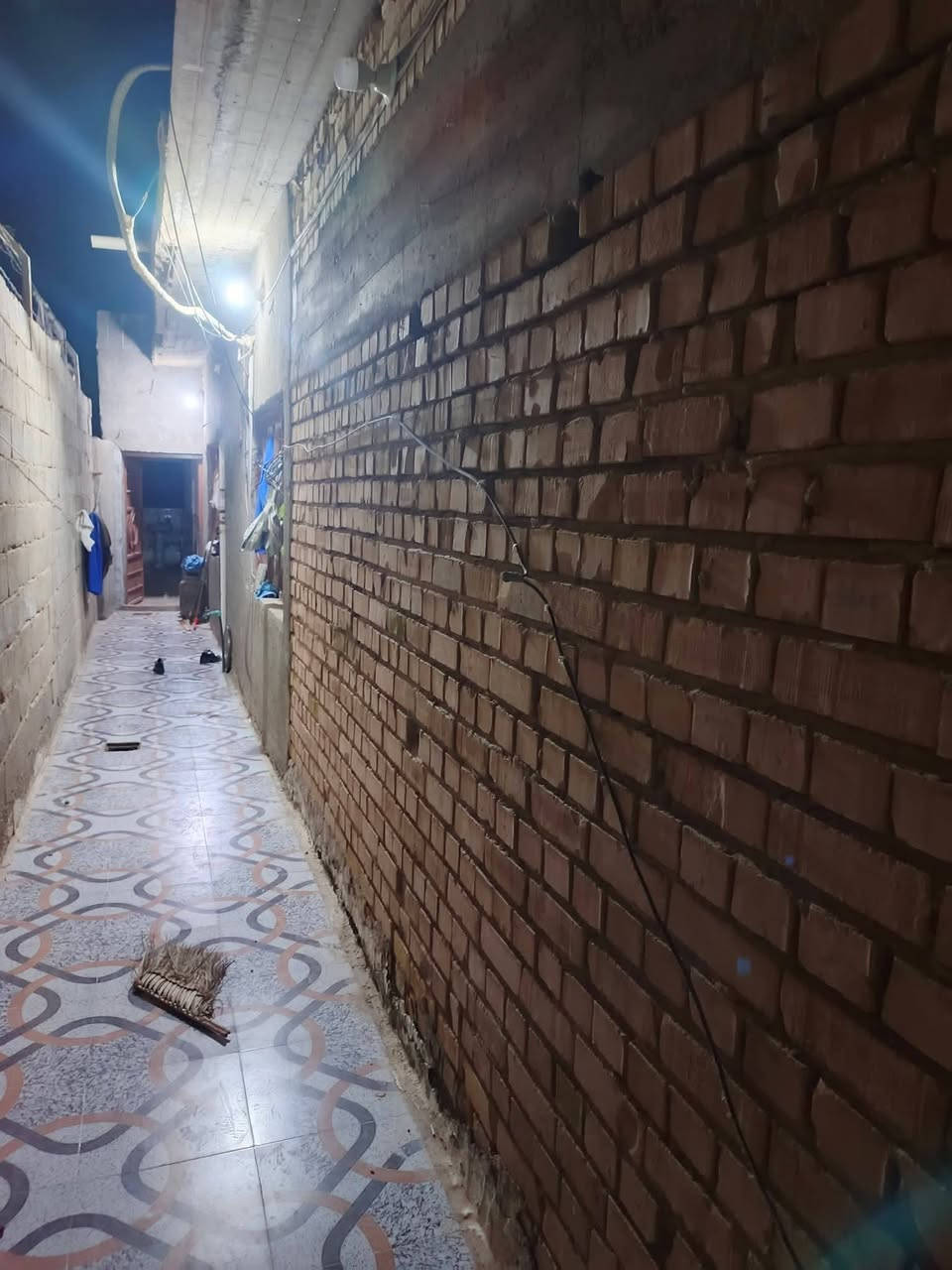 بيت في قضاء الحي منطقه حي الظباط وار قسم البلدي  البيت الوجهيه 16 متر // النزل 30:// عباره عن بيتين المساحه 450 طابو صرف تحويل ثاني يوم صب طابرك البيت رقم// 1 // مطبخ سيراميك حديث //3 // طول // العرض// 4//  متر هو صاله //9//متر  طول عرض  //4 // متر   غرفتين نوم 💤 //هول طول 10 متر // 4 ونص // متر  // حديقه كبيره مع صحبات خارجيه سيراميك ////كراج يتسع سيارات عداد اثنين  عرض الشارع عشرن متر مع انترنيت مع موالد ذهبي  هذ تفصيل البيت رقم واحد 
------------------------------
اابيت الثاني عباره عن صاله //8 // متر طول // عرض // 5 // متر  غرفتين نوم 💤  مطبخ  سيراميك حديث  5 //طول // متر //عرض //4// متر حديقه كبيره  صحيات خارجيه سيراميك حديث السعر خاص  ***********

