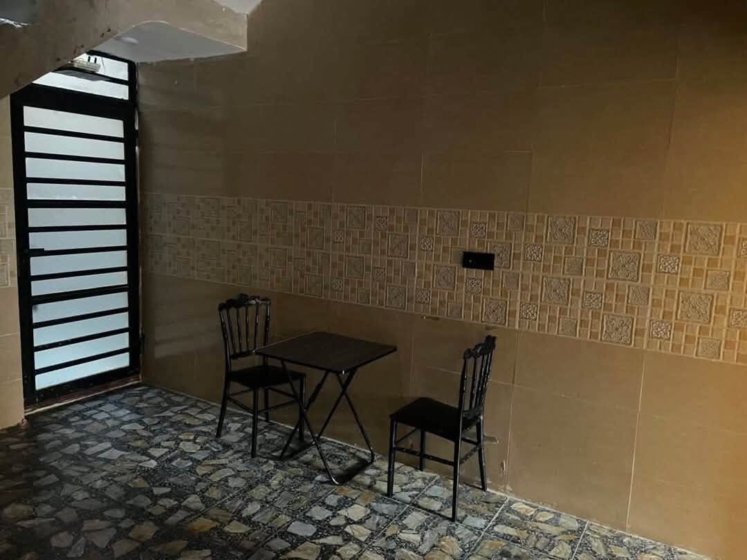 بيت طابقين الزعفرانيه حي الامانه المساحه125الطابق الاول نقص بايات درج والمطبخ الامامي سيراميك نقص فقط اما الباقي فول الطابق الثاني نقص كاشي الارضيه ولبخ 
الاستقبال7*3ونص
مطبخ امامي210*6
الصاله5و75*4ونص
غرفه نوم 3ونص*5و75
مطبخ حراري داخلي2*3
حمام متر ونص *2
بناء2026
رقم القطعه935بعد شارع الروضه
وتفاصيل السعر خاص على الرقم متوفر بي واتساب
***********
