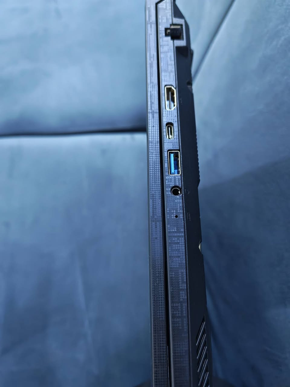 لابتوب استخادم شخصي فترة امتحانات وانترك 
MSI Katana 17 HX B14w

المعالج: Intel Core i9-14900HX
كرت الشاشة: NVIDIA GeForce RTX 5060 Laptop GPU 8GB GDDR7
الرام: 32GB DDR5
التخزين: 1TB NVMe SSD
الشاشة: 17.3 إنش
دقة الشاشة: Full HD 1920×1080
معدل التحديث: 144Hz
نظام التشغيل: Windows 11
الكيبورد: RGB
الاتصال: Wi-Fi + Bluetooth
المنافذ: USB-A + USB-C + HDMI + RJ45 Ethernet + منفذ سماعة/مايك
البطارية: 75Wh
الشاحن: أصلي
الوزن: حوالي 2.7 كغم
ويا هدية كيبورد وماوس 
وسماعة رايزر اصلية 
شاحنة وكارتونة الجهاز موجودة وجميع الاكياس

الجهاز مناسب للألعاب، المونتاج، التصميم والبرامج الثقيلة، وحالته ممتازة.
انطي بي ضمان شكد تريد لابتوب كلش قوي 

السعر 2200  مليونين وميتين قفل 
***********
