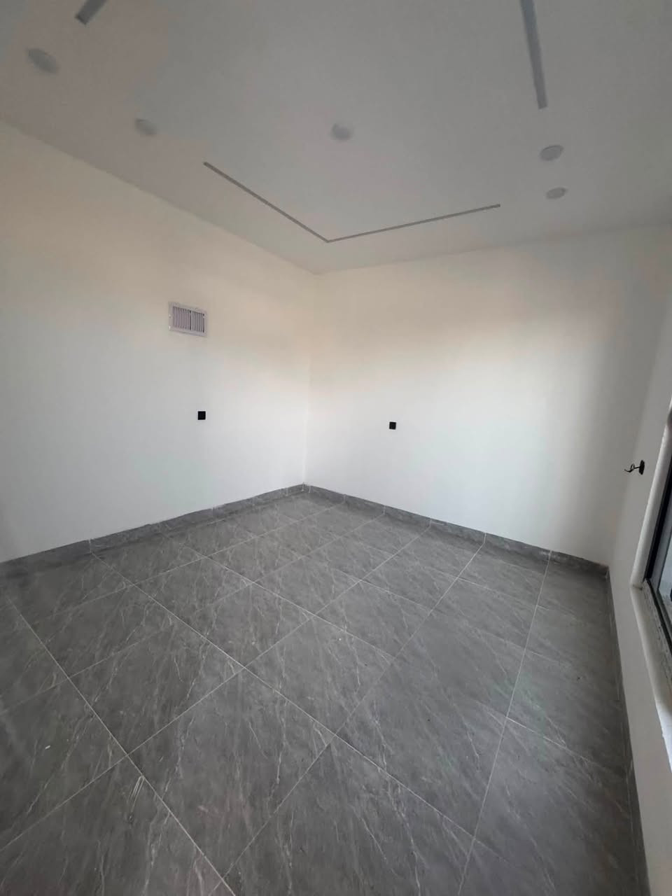 بيت 🏠 لبيع فول مواصفات(١١٥)متر بيها گراج  غرفتين نوم و استقبال و مطبخ و صحيات.
عنوان /دروازة
سعر ٤٥ مليون و مجال
***********
***********
