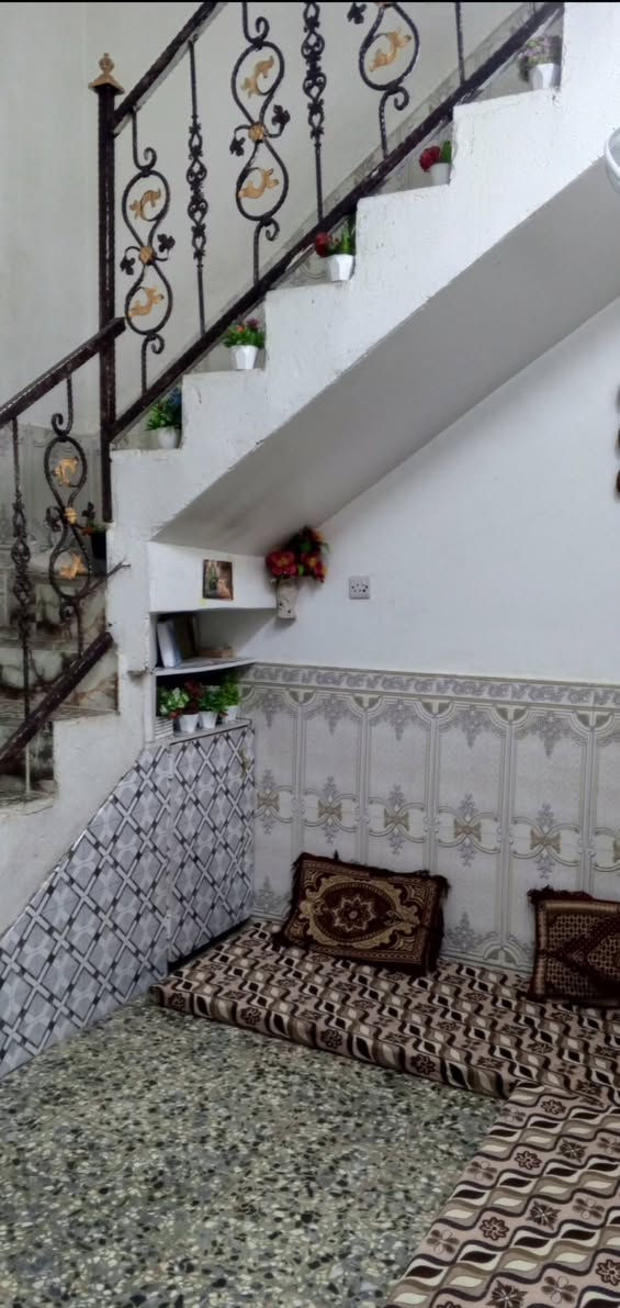 السلام عليكم بيت للبيع نجف حي النداء قرب شارع الكفيل أو المدرسة الورديه 50متر طابقين ونضيف الطابق الأول صاله واستقبال ومطبخ علا طول الممر وصحيات اما الطابق الثاني يتكون من غرفتين اكبار ومكشوفه السعر 46وبي مجال للاستفسار ***********
