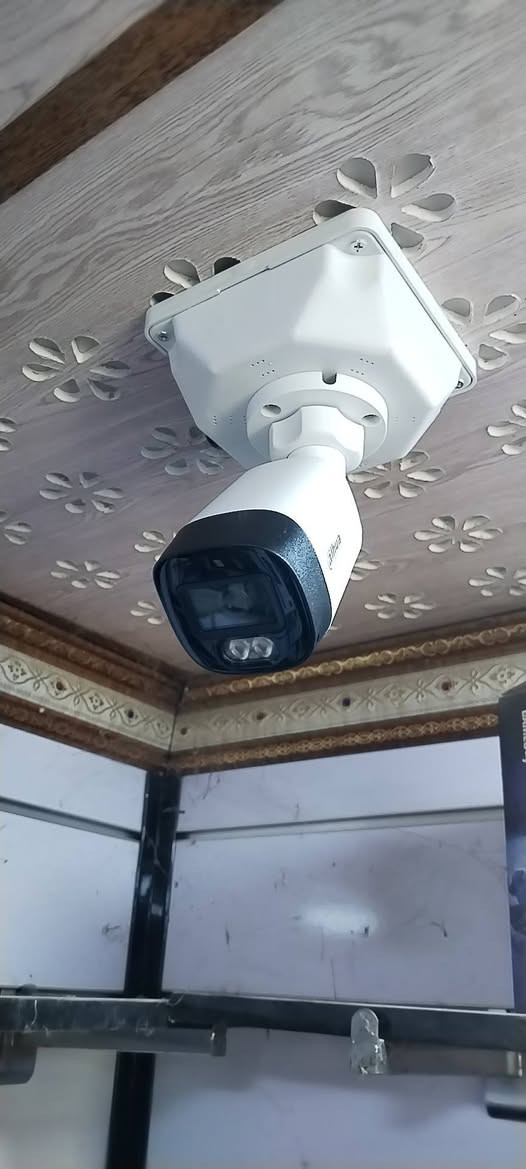 جانب من تامين احد المحلات في مدينة ابا يعلى الحمزه الغربي
تأمين محل بأربع كامرات مراقبه من ماركة دهوا اصلي
كمرات ٤ صوره وصوت ارسال واستلام 
ربط على الهاتف
تخزين ١٥ يوم
بوكسات حماية مطرية
كيبل كوكصل
فيش bns دبل نحاس
محول مع شجره ٤ بور خاصه بالكامرات ٥ ملي امبير
محوله خاصه في جهاز المنظومة
كيبل اجدي ٣ متر 4k
اخفاء الكيبلات المنظومة بالكامل
عمل درجه اوله كماموضح في الصور
كل هاذه المنظومه جديد ايتم ٢٠٢٦
حته تحافظ على بيتك او محلك وعياتك او مزرعتك او مطعمك اين كان المواقع
شركة عين الأمان كاميرات المراقبة وفرتلك جميع انواع  الكامرات المراقبة بموديلات حديثة اصلية 
كشف الوقع قبل التنصيب
وبأنسب الأسعار وجودة العمل
للبيع وتنصيب وصيانة الكامرات للإستفسار يرجى مراسلتنا على الصفحة الرسمية او الاتصال على الرقم ***********
