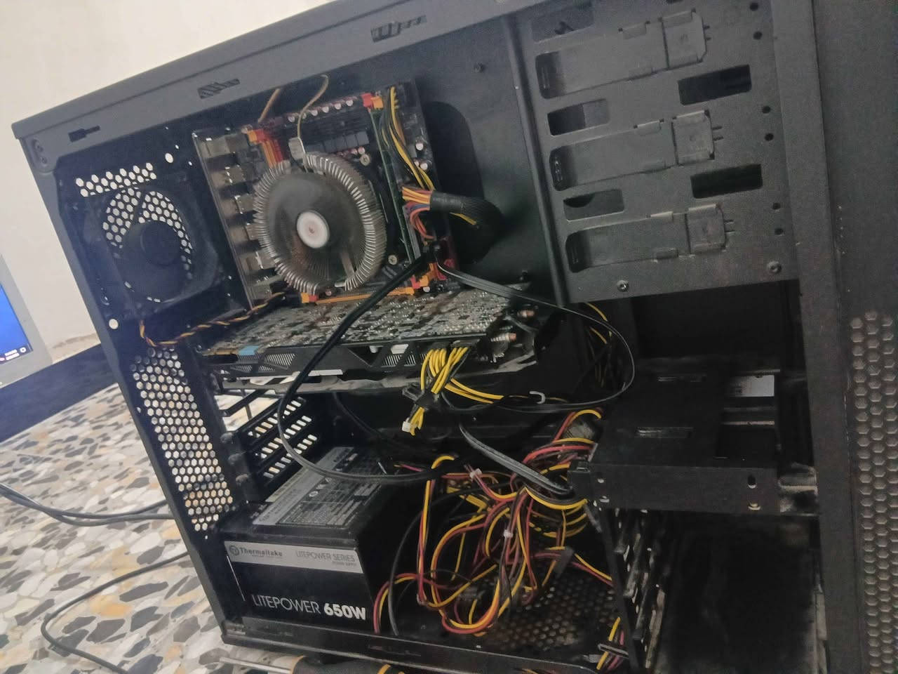 السلام عليكم pc للبيع
المواصفات
المعالج xeon e5 2650 v2 
الرامات 16gb ddr3 قطعة وحده والسلوت الوحيد الشغال
كرت الشاشه gtx 760 2gb نسخة 3 van
المساحة 256 ssd للنضام 500gb hdd للالعاب
فقط كيس وكيبل باور
الكيس نضيفه وفحص امام المندوب
مثبت عليهة لعبة gta 5 
سعرهة250 الف متوفر توصيل مجاني لكل العراق
مكاني بغداد المعامل بستان سامي
ملاحضة في حال التوصيل دفع عربون ٥ الاف دينار او اذا تحب تجي وتفحص كل الهلا 
ارقام التواصل واتساب
***********
*********** بغداد, العراق
