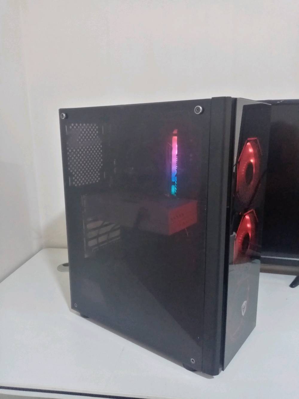 . المعالج (CPU):AMD Ryzen 5 2600. 
. اللوحة الأم (Motherboard): ASUS PRIME B350M-K.
. ​كرت الشاشة (GPU): AMD Radeon RX 580 بحجم 8 جيجابايت.
. الذاكرة العشوائية (RAM): 8 جيجابايت.
. يجي ذاكرة SSD 500 GB
. نظام التشغيل ويندوز 11 برو
. نظافة جيد جدا
. Power splay 650 w
. ماوس كيبورد مجاني ويا