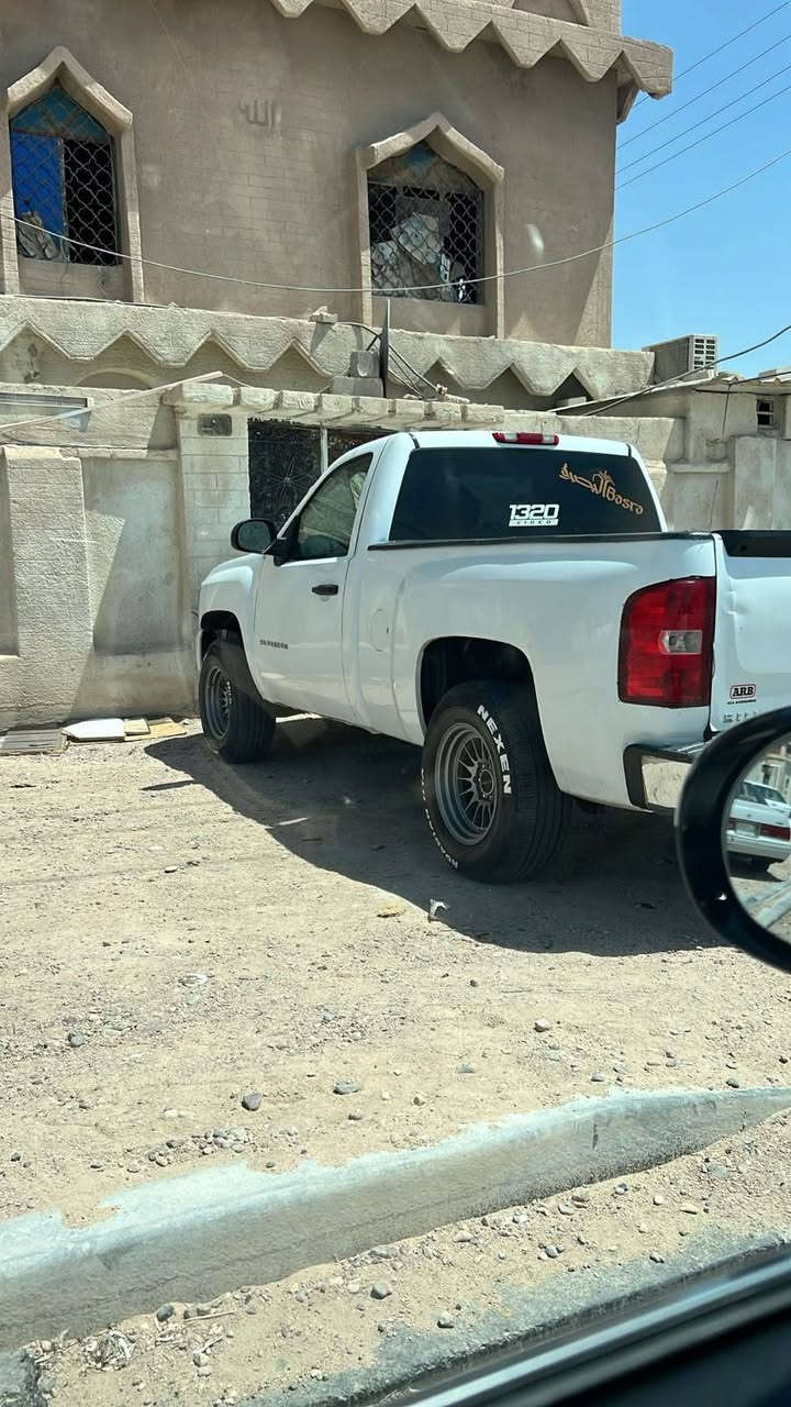 للبيع ٢٠١١ بسمي سياره هزه وسنويه جديده 
مكان بصره زبير تواصل 
***********
سعر ٨٥ بيها مجال 
مكينه ٦ كير ٧٠٠
