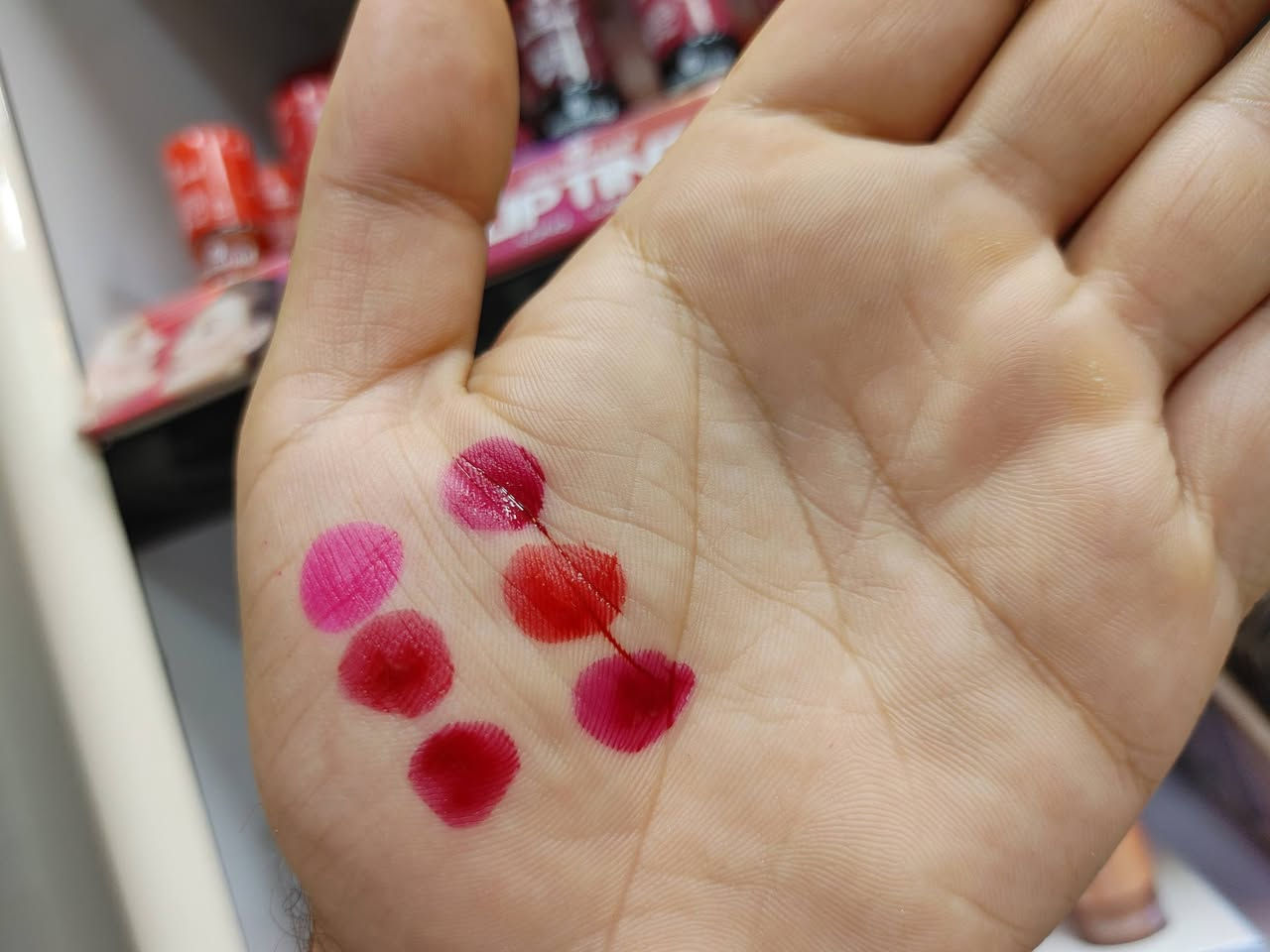 💕 يا بنات، هذا التنت  💋 من Essence صار  "من الأساسيات" بكل شنطة مكياج! 
صبغة الشفاه Dear Darling Water Tint مو مجرد لون، هي سائل خفيف جداً يعطيك مظهر "My Lips But Better" طبيعي ونضار، وبدون ما تحسي إنها موجودة على شفايفك أبداً! 👌

✅ الحجم الجبار: 15 مل! (مقارنة مع الصبغات اللي تعطيك 3-5 مل، هذي هدية لوجهك! بتكفيك لأكثر من سنة).
✅ ثبات خارق: مقاومة للماء وثابتة لساعات طويلة حتى مع الأكل والشرب.
✅ تنوع الألوان: من الأحمر الحيوي، للوردي الناعم، وحتى التوتي والعنابي (الكل يلاقي درجته).

🎯 جربوها مرة، وحتماً بتعشقونها وترجعون تطلبونها!

🛒 للطلب والاستفسار:
📩 مراسلة الصفحة مباشرة أو عبر واتساب: ***********
🚚 توصيل سريع وآمن لكافة المحافظات العراقية (نوصل طلبتكم بسرعة وما نأخر).

📍 جربيه بنفسك في متجرنا:
أوركيد بيوتي - شارع الكماليات، مجمع النوري، داخل القيصرية (قرب بيت عدنان).
