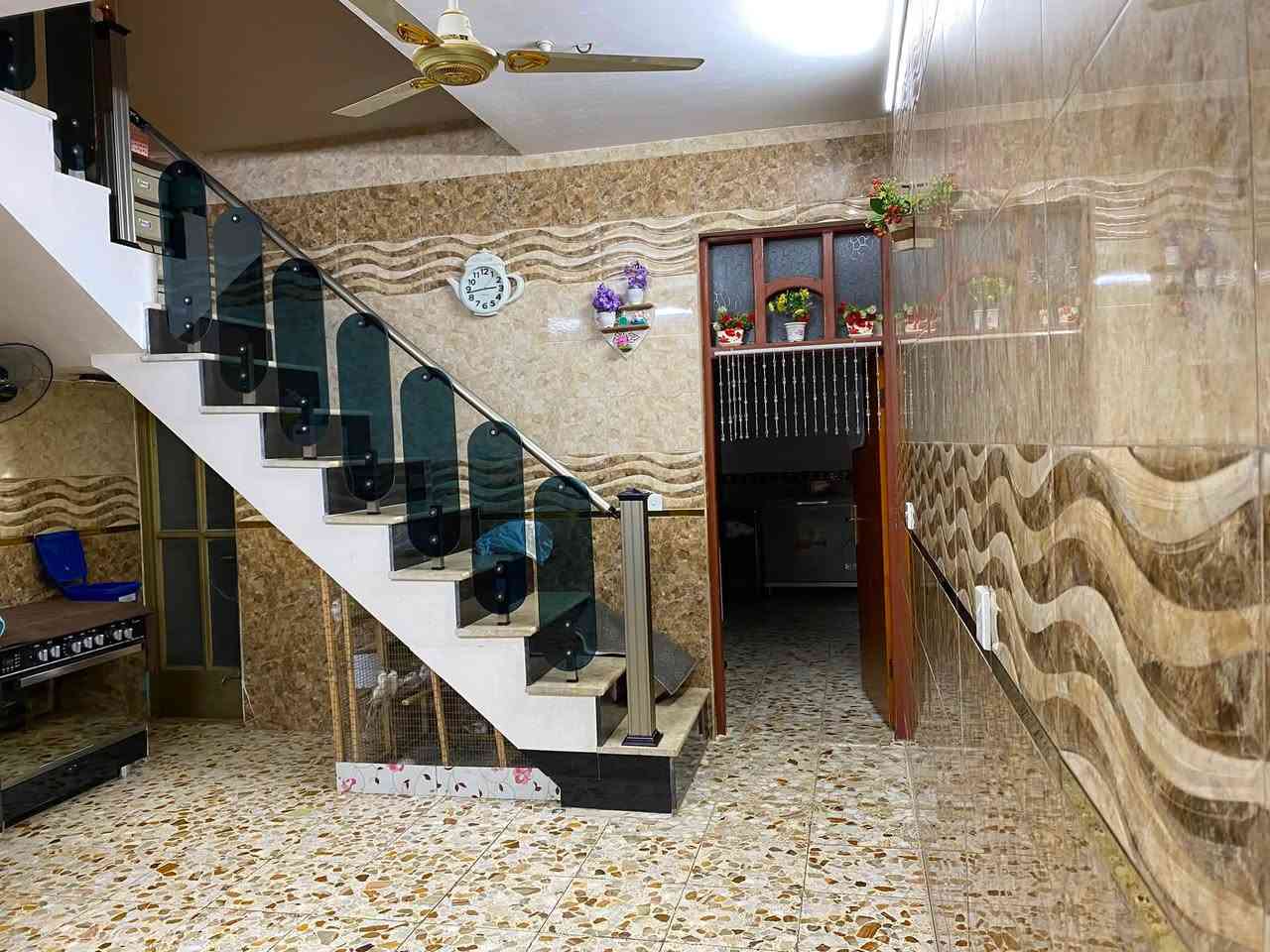 السلام عليكم بيت للبيع 90م واجهة5 نزال 18 طابق ونص  السعر 85 وبي مجال بسيط ،  حي طارق الوسط قرب حسينية ابا صالح للاستفسار ***********
